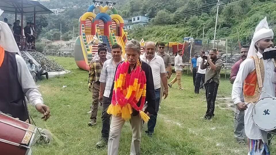 🚨 सुरंगानी छिंज मेले में कबड्डी प्रतियोगिता का शुभारंभ 🏆🏃♂️
ऐतिहासिक सुरंगानी छिंज मेले में कबड्डी प्रतियोगिता का शुभारंभ मेला कमेटी के अध्यक्ष आरिफ शेख द्वारा किया गया। इस अवसर पर खिलाड़ियों में भारी उत्साह देखने को मिला।
कबड्डी मुकाबलों में विभिन्न टीमें दमखम दिखाते हुए शानदार प्रदर्शन कर रही हैं। मेले में खेल प्रतियोगिताओं को लेकर युवाओं और दर्शकों में खासा उत्साह बना हुआ है। 🎉
🎤 पहाड़ी न्यूज़ | सुनील पहाड़ी �
Public +1
#सुरंगानीछिंजमेला #कबड्डी #आरिफशेख #SuranganiChhinjMela #PahadiNews #SunilPahadi