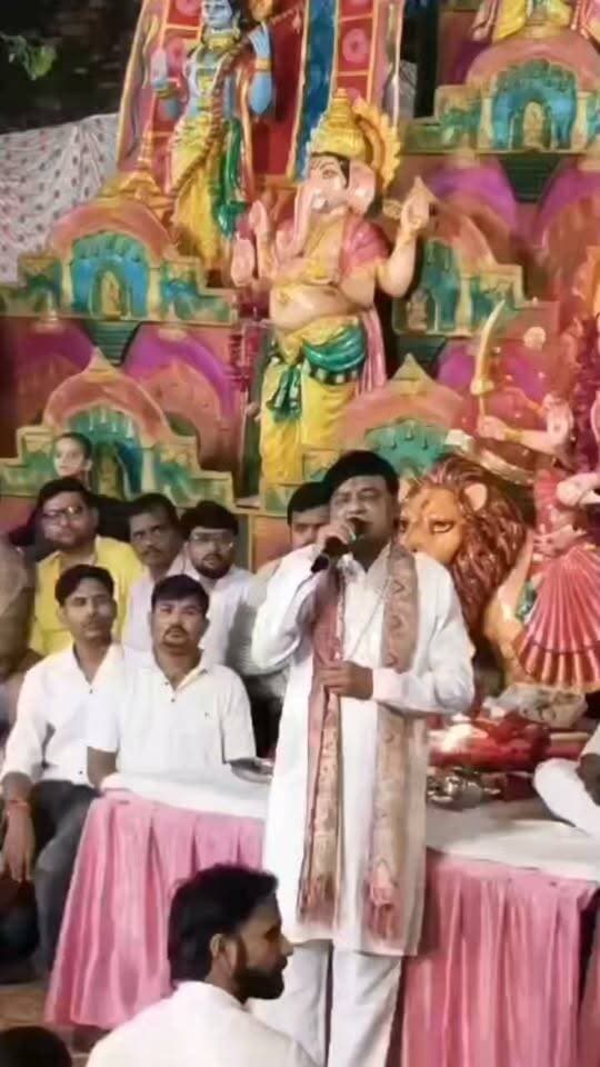 🎶 टी-सीरीज गायक राम अवतार शर्मा जसवंत नगर के विधायक शिवपाल सिंह यादव को याद किया।
🚩 माता के जयकारों से गूंज उठा कटरा पुख्ता, भक्ति में झूमे श्रद्धालु 🙏✨
जसवंतनगर। मोहल्ला कटरा पुख्ता में शनिवार रात श्री नृसिंह मंदिर सेवा समिति की ओर से आयोजित विशाल देवी जागरण में भक्तिमय माहौल देखने को मिला। मंदिर परिसर में माता का भव्य दरबार सजाया गया, जहां रातभर श्रद्धालुओं की भीड़ जुटी रही।
📍 कटरा पुख्ता, जसवंतनगर | इटावा
#देवीजागरण #जसवंतनगर #इटावा #जयमातादी #DPSChannel