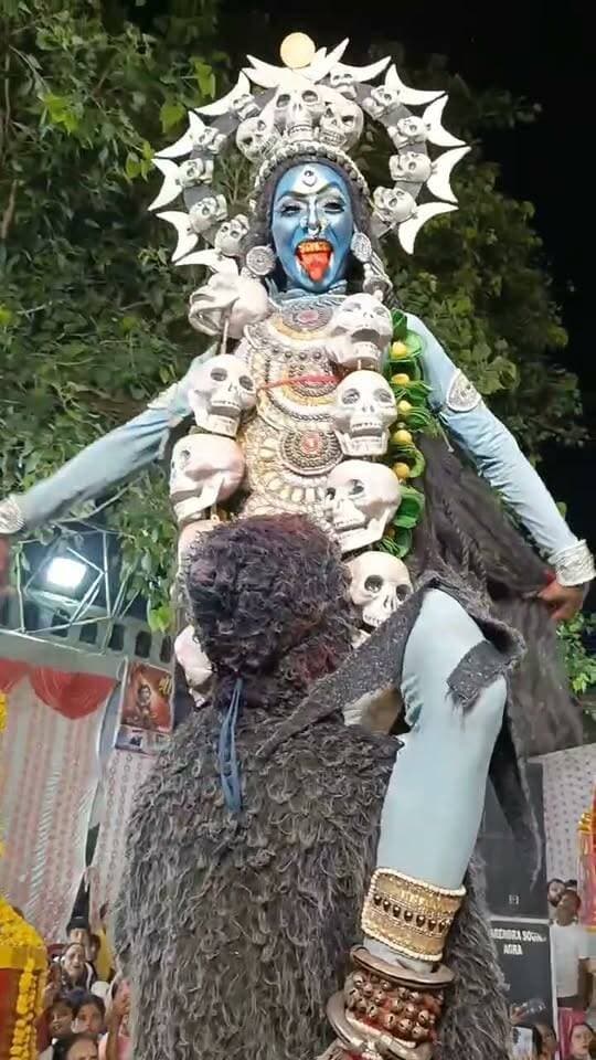 🚩 माता के जयकारों से गूंज उठा कटरा पुख्ता, भक्ति में झूमे श्रद्धालु 🙏✨
जसवंतनगर। मोहल्ला कटरा पुख्ता में शनिवार रात श्री नृसिंह मंदिर सेवा समिति की ओर से आयोजित विशाल देवी जागरण में भक्तिमय माहौल देखने को मिला। मंदिर परिसर में माता का भव्य दरबार सजाया गया, जहां रातभर श्रद्धालुओं की भीड़ जुटी रही।
📍 कटरा पुख्ता, जसवंतनगर | इटावा
#देवीजागरण #जसवंतनगर #इटावा #जयमातादी #DPSChannel