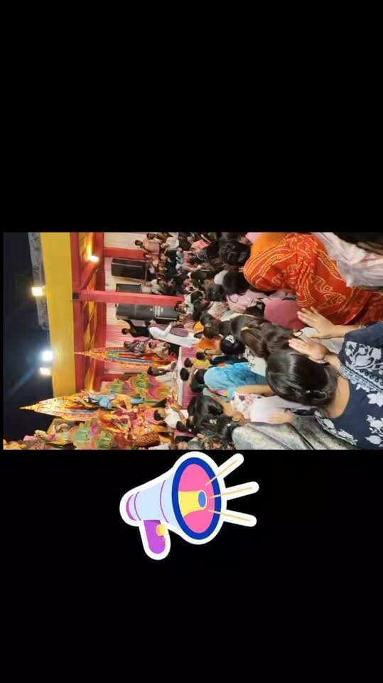 🚩 माता के जयकारों से गूंज उठा कटरा पुख्ता, भक्ति में झूमे श्रद्धालु 🙏✨
जसवंतनगर। मोहल्ला कटरा पुख्ता में शनिवार रात श्री नृसिंह मंदिर सेवा समिति की ओर से आयोजित विशाल देवी जागरण में भक्तिमय माहौल देखने को मिला। मंदिर परिसर में माता का भव्य दरबार सजाया गया, जहां रातभर श्रद्धालुओं की भीड़ जुटी रही।
🎶 आगरा से आईं प्रीति गुप्ता ने भजनों की प्रस्तुति शुरू की तो श्रद्धालु भक्ति में झूम उठे। टी-सीरीज गायक राम अवतार शर्मा सहित अन्य भजन गायकों और कलाकारों ने देर रात तक भक्तों को बांधे रखा।
🎷 विशाल मिश्रा के म्यूजिकल ग्रुप और कानपुर के सेक्सोफोन वादक राकेश शर्मा की प्रस्तुतियों ने भी खूब तालियां बटोरीं।
🌺 मनमोहक देवी झांकियां जागरण का खास आकर्षण रहीं। झांकियों के दर्शन के लिए श्रद्धालु खड़े हो गए और पूरा पंडाल ‘जय माता दी’ के जयकारों से गूंज उठा।
🪔 फूलों से सजा माता का दरबार, जलते दीप और भजनों की मधुर धुनों ने पूरे मंदिर परिसर को आध्यात्मिक रंग में रंग दिया। सुबह तक चले जागरण में श्रद्धालुओं ने माता का आशीर्वाद लिया।
🙏 आयोजन को सफल बनाने में श्री नृसिंह मंदिर सेवा समिति के गोविंद गुप्ता, नितिन गुप्ता, गोपाल गुप्ता, अनमोल गुप्ता, मनीष गुप्ता, शुभ श्रीवास्तव, बाबू गुप्ता, हिमांशु गुप्ता, सुमित गुप्ता, अनमोल दीक्षित, यश यादव समेत अन्य पदाधिकारियों और कार्यकर्ताओं का योगदान रहा।
📍 कटरा पुख्ता, जसवंतनगर | इटावा
#देवीजागरण #जसवंतनगर #इटावा #जयमातादी #DPSChannel