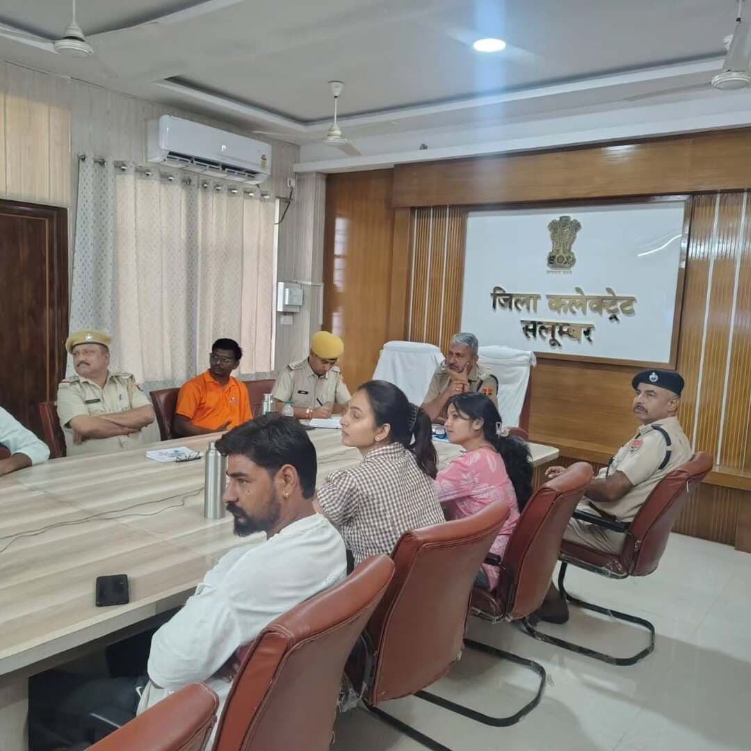 सुरक्षित राजस्थान के संकल्प में युवाओं की होगी अहम भूमिका।
महानिदेशक पुलिस राजस्थान श्री राजीव कुमार शर्मा ने आज वीडियो कॉन्फ्रेंसिंग के माध्यम से प्रदेशभर के पुलिस अधिकारियों एवं Y-CLG सदस्यों से सीधा संवाद किया।
उन्होंने Y-CLG सदस्यों से अपराध रोकथाम, महिला एवं बालिका सुरक्षा, साइबर सुरक्षा, रोड सेफ्टी और नशे के खिलाफ जागरूकता में सक्रिय भूमिका निभाने का आह्वान किया।
डीजीपी ने कहा कि युवा पुलिस और आमजन के बीच प्रभावी कड़ी बनकर स्थानीय स्तर पर अपराध की आशंका वाली गतिविधियों की सूचना पुलिस तक पहुंचाने, जनहितकारी सूचनाओं का प्रसार करने और भ्रामक / हानिकारक सूचनाओं के प्रति लोगों को जागरूक करने में महत्वपूर्ण योगदान दे सकते हैं।
वर्तमान में प्रदेश में 73,184 Y-CLG सदस्य पुलिस से जुड़ चुके हैं। इनके सहयोग से किए जा रहे कार्यों और योगदान की एक माह बाद समीक्षा की जाएगी।
पुलिस और युवाओं की संयुक्त भागीदारी से बनेगा - सुरक्षित राजस्थान।
#rajasthanpolice
#igpudaipur
#Salumberpolice
#yuthclg