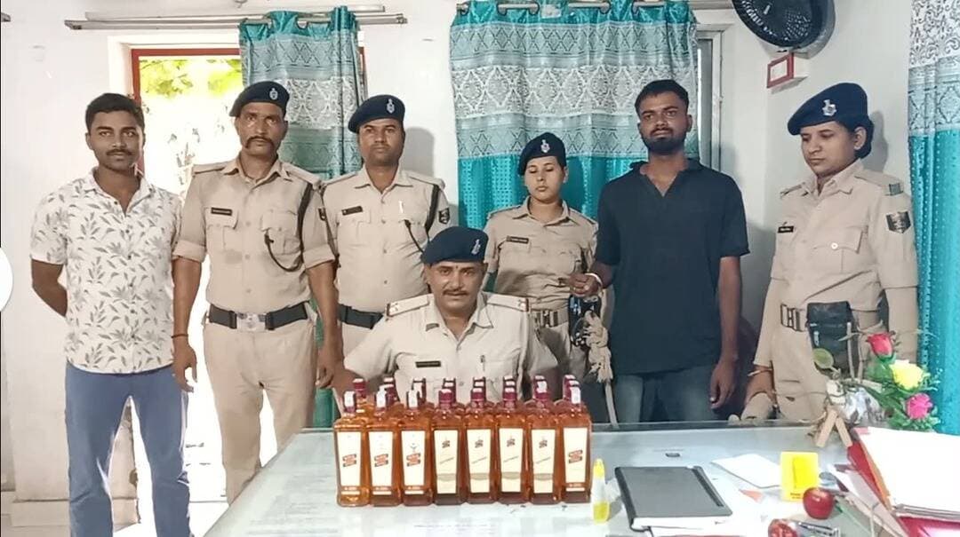 कालीबाग थाना पुलिस की कार्रवाई, स्कूटी से 23 बोतल अंग्रेजी शराब बरामद, एक गिरफ्तार…
पश्चिम चंपारण के बेतिया में शराब के खिलाफ चलाए जा रहे अभियान के तहत कालीबाग थाना पुलिस को बड़ी सफलता मिली है। पुलिस ने गुप्त सूचना के आधार पर छापेमारी करते हुए एक स्कूटी की जांच की, जिसमें रॉयल स्टैग ब्रांड की अंग्रेजी शराब की 23 बोतलें बरामद की गईं। बरामद शराब की कुल मात्रा 8.625 लीटर बताई गई है। पुलिस के अनुसार, गुप्त सूचना मिली थी कि कुछ लोग स्कूटी के माध्यम से शराब की खेप लेकर जा रहे हैं। सूचना के आधार पर कालीबाग थाना की पुलिस टीम ने त्वरित कार्रवाई करते हुए थाना क्षेत्र के हरनाथ स्कूल के पास संदिग्ध स्कूटी को रोककर उसकी तलाशी ली। तलाशी के दौरान स्कूटी से रॉयल स्टैग अंग्रेजी शराब की 23 बोतलें बरामद हुईं। शराब बरामद होने के बाद पुलिस ने मौके से एक युवक को गिरफ्तार कर लिया। गिरफ्तार युवक की पहचान मुफस्सिल थाना क्षेत्र के सन सरैया निवासी चंदन कुमार के रूप में हुई है। पुलिस ने उसे हिरासत में लेकर पूछताछ शुरू कर दी है। पूछताछ के दौरान शराब के स्रोत और इसकी आपूर्ति से जुड़े अन्य लोगों के बारे में जानकारी जुटाई जा रही है। पुलिस की कार्रवाई के दौरान एक अन्य युवक मौके से फरार होने में सफल रहा। फरार युवक की पहचान बाघमारवा निवासी रोहित के रूप में हुई है। पुलिस उसकी गिरफ्तारी के लिए संभावित ठिकानों पर छापेमारी कर रही है। कालीबाग थाना पुलिस ने बरामद शराब और स्कूटी को जब्त कर लिया है। पुलिस द्वारा मामले में आगे की कानूनी कार्रवाई की जा रही है। इस कार्रवाई के बाद पुलिस ने स्पष्ट किया है कि शराब के अवैध कारोबार और तस्करी के खिलाफ अभियान लगातार जारी रहेगा। स्थानीय स्तर पर शराब की बिक्री और परिवहन करने वालों पर पुलिस की विशेष नजर बनी हुई है।
<nis:link nis:type=tag nis:id=champaran24news nis:value=champaran24news nis:enabled=true nis:link/>