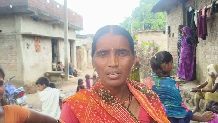 मदनपुर के पिरवां में विकास की खुली पोल, मुर्गी बिगहा टोले में न नाली न सड़क
औरंगाबाद जिला के मदनपुर प्रखंड के ग्राम पंचायत पिरवां में विकास की लकीर की हकीकत सामने आई है। पिरवां के टोला मुर्गी बिगहा में आज तक न तो नाली बनी है और न ही पक्की सड़क।
ग्रामीणों का कहना है कि बरसात में कच्ची सड़क कीचड़ में तब्दील हो जाती है, जिससे आवागमन बेहद कठिन हो जाता है। स्कूली बच्चों, महिलाओं और बुजुर्गों को भारी परेशानी का सामना करना पड़ता है। जल निकासी की व्यवस्था नहीं होने से घरों का गंदा पानी सड़क पर ही बहता है, जिससे बीमारियों का खतरा बना रहता है।
ग्रामीणों ने कई बार मुखिया और प्रखंड प्रशासन से गुहार लगाई, लेकिन अब तक कोई सुनवाई नहीं हुई। लोगों ने जिला प्रशासन से जल्द सड़क और नाली निर्माण कराने की मांग की है।