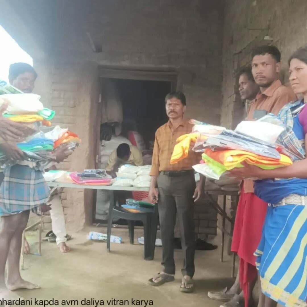 नगर पालिका मलाजखंड की ओर से ग्राम बोंदारी में बैगा जनजाति के 107 परिवारों को मच्छरदानी, बच्चों को टी शर्ट, लोवर, मीठा दलिया , मूंग खिचड़ी का वितरण किया गया।