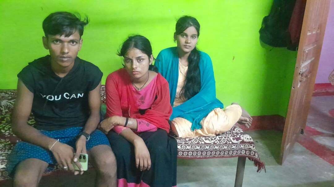 शनिवार की देर रात बैजनाथपुर चौक पर दोनों लड़की के साथ में बैठे इन दरिंदों से MRGVS संस्थान के प्रयास से बचाया गया। दोनों लड़की के घरवालों को बुलाकर लिखित में दोनों लड़की सहित काला ड्रेस में लड़का को सौंप दिया गया।
इन दोनों लड़की के परिवार वालों नें संस्थान के प्रति आभार प्रकट किया....आपको संस्थान की कार्य कैसा लग रहा हैं काॅमेंट बांक्स में जरुर बताए...और बेटी पर आधारित संस्थान को आगे बढ़ाने में मदद करें...धन्यवाद