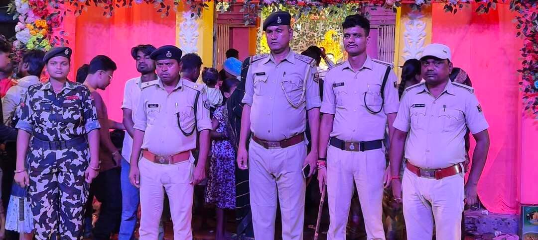 वरीय पुलिस अधीक्षक दरभंगा के निर्देशन में श्री कृष्ण जन्माष्टमी पर्व को लेकर दरभंगा जिला के नगर पंचायत भरवाड़ा में विधि-व्यवस्था/सुरक्षा-व्यवस्था में तैनात पुलिस
.
.
#BiharPolice #Darbhangapolice #HainTaiyarHum Darbhanga Police Bihar Police Information & Public Relations Department, Government of Bihar Home Department, Govt. of Bihar मिथिला क्षेत्र पुलिस