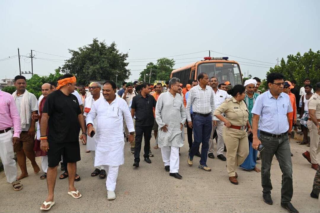 माननीय प्रभारी मंत्री श्री सुनील कुमार ने किया बाढ़ प्रभावित क्षेत्रों का निरीक्षण, राहत एवं बचाव कार्यों में तत्परता बरतने का निर्देश
लखीसराय। माननीय ग्रामीण कार्य विभाग सह प्रभारी मंत्री, लखीसराय श्री सुनील कुमार द्वारा आज जिले के बाढ़ प्रभावित क्षेत्रों का भ्रमण कर स्थिति का जायजा लिया गया। इस दौरान माननीय मंत्री ने सूर्यगढ़ा प्रखंड अंतर्गत पटेल पुल घाट एवं हुसैना घाट का निरीक्षण किया तथा स्थानीय स्तर पर बाढ़ की स्थिति, जलस्तर एवं प्रभावित क्षेत्रों में संचालित राहत एवं बचाव कार्यों की जानकारी प्राप्त की।
निरीक्षण के क्रम में माननीय प्रभारी मंत्री ने संबंधित अधिकारियों को बाढ़ प्रभावित क्षेत्रों में सतत निगरानी बनाए रखने तथा आमजनों की सुरक्षा को सर्वोच्च प्राथमिकता देते हुए आवश्यक कार्रवाई सुनिश्चित करने का निर्देश दिया। उन्होंने NDRF एवं SDRF की टीमों को पूरी तत्परता के साथ राहत एवं बचाव कार्य संचालित करने तथा आवश्यकता पड़ने पर तत्काल प्रभावित लोगों को सुरक्षित स्थानों पर पहुंचाने का निर्देश दिया।
माननीय मंत्री ने अधिकारियों से कहा कि बाढ़ की स्थिति को देखते हुए प्रभावित परिवारों तक आवश्यक सहायता समय पर पहुंचाई जाए। साथ ही, संवेदनशील एवं जलमग्न क्षेत्रों में लगातार निगरानी रखने, स्थानीय जनप्रतिनिधियों के साथ समन्वय स्थापित कर आवश्यक संसाधनों की उपलब्धता सुनिश्चित करने तथा किसी भी आपात स्थिति से निपटने के लिए प्रशासन को पूरी तरह अलर्ट रहने का निर्देश दिया।
निरीक्षण के दौरान माननीय विधायक, सूर्यगढ़ा श्री रामानंद मंडल, पुलिस अधीक्षक श्रीमती प्रेरणा कुमार, अपर समाहर्ता श्री नीरज कुमार, उप विकास आयुक्त श्री सुमित कुमार, प्रभारी पदाधिकारी, आपदा श्री शशि कुमार, जिला जनसंपर्क पदाधिकारी सुश्री प्राची कुमारी, संबंधित अंचलाधिकारी, राजस्व अधिकारी सहित स्थानीय मुखिया एवं अन्य पदाधिकारी उपस्थित रहे।