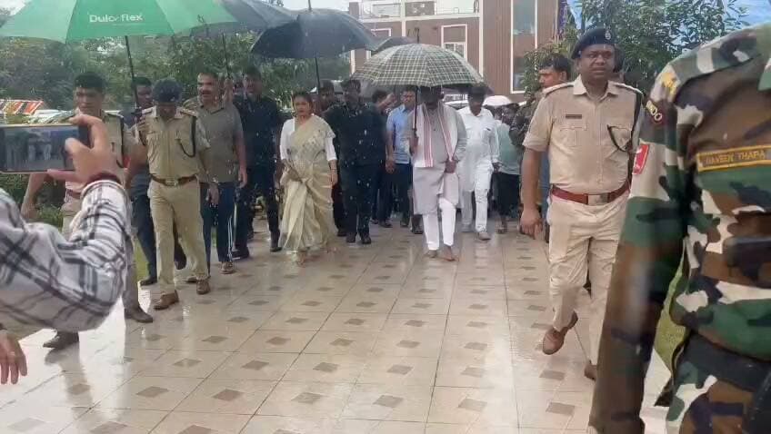 गिरिडीह पहुंचे मुख्यमंत्री हेमंत सोरेन और कल्पना मुर्मू सोरेन
दिवंगत मंत्री एवं गिरिडीह विधायक सुदिव्य कुमार सोनू को अंतिम विदाई देने मुख्यमंत्री हेमंत सोरेन और कल्पना मुर्मू सोरेन गिरिडीह पहुंचे।
सोनू के आकस्मिक निधन से झारखंड की राजनीति और उनके समर्थकों में शोक की लहर है। अंतिम संस्कार राजकीय सम्मान के साथ किया जा रहा है।
🙏 सुदिव्य कुमार सोनू को भावपूर्ण श्रद्धांजलि।
ॐ शांति।
#HemantSoren #KalpanaSoren #SudivyaKumarSonu #Giridih #JharkhandNews #PNAIndiaNews #BreakingNews