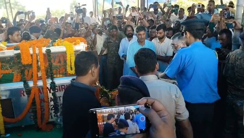 झारखंड के राज्यपाल संतोष कुमार गंगवार रविवार को गिरिडीह पहुंचे और दिवंगत मंत्री सुदिव्य कुमार सोनू को श्रद्धांजलि अर्पित की। उन्होंने शोकाकुल परिजनों से मुलाकात कर अपनी संवेदना व्यक्त की और दिवंगत आत्मा की शांति के लिए प्रार्थना की।
मंत्री सुदिव्य कुमार सोनू के निधन से राजनीतिक एवं सामाजिक क्षेत्र में शोक की लहर है।
#Giridih #SudivyaKumarSonu #SantoshKumarGangwar #Jharkhand #Tribute #PNAnewsindia