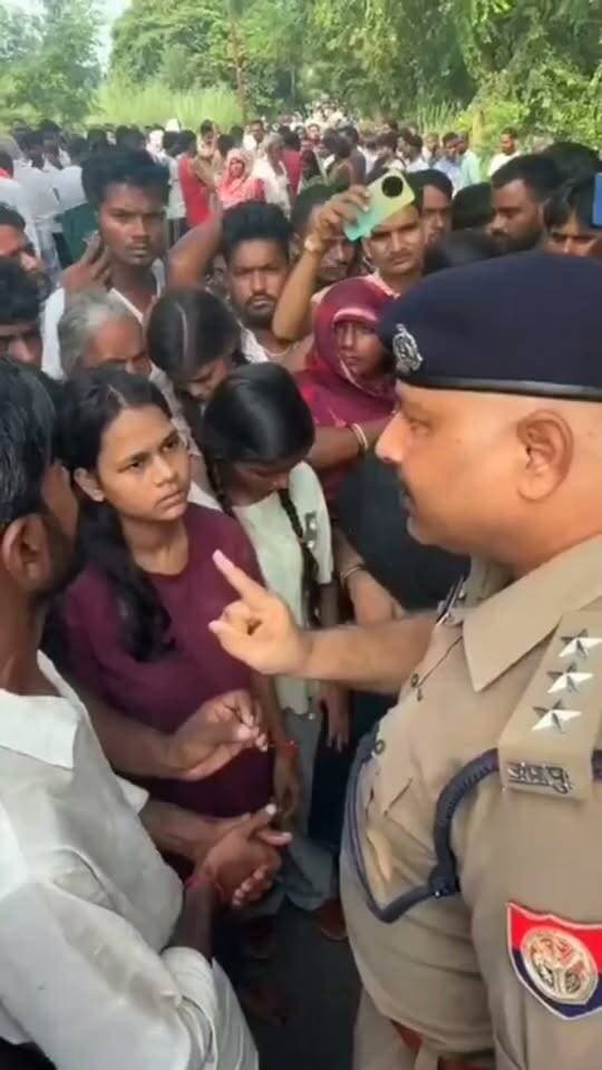 मऊ: पूराघाट बरलाई मार्ग पर सड़क हादसे में दो युवकों की मौत, 8 घंटे बाद खाई में मिली बाइक #खबरेंअभीतक #KhabareAbhiTak #Mau