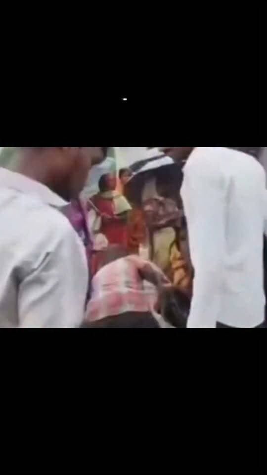 घुघरा में महिलाओं का शराब के खिलाफ हंगामा, बोलेरो रोककर बोतलें फोड़ीं