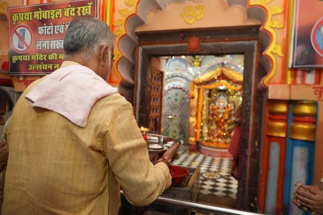 पंचायत मंत्री श्री पटेल ने बांदकपुर में भगवान श्री जागेश्वर नाथ जी के दर्शन कर प्रदेश के सतत् विकास सुख समृद्धि की कामना की
===
प्रदेश के पंचायत एवं ग्रामीण विकास, श्रम मंत्री प्रहलाद सिंह पटेल बांदकपुर पहुंचे और भगवान श्री जागेश्वर नाथ जी के दर्शन, पूजन- अर्चन कर प्रदेश के सतत् विकास, सुख समृद्धि की कामना की।
#damoh