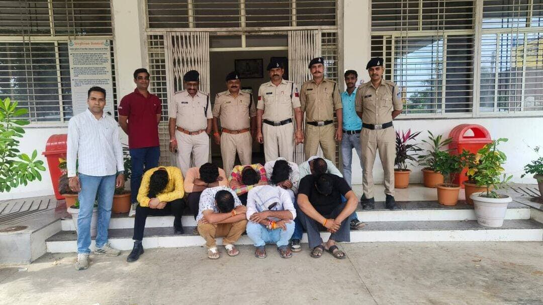 सिद्धार्थ गार्डन के पीछे सजा था जुए का फड़, पुलिस ने मारा छापा; 8 जुआरी गिरफ्तार
देवास | विजयागंज मंडी
देवास जिले में अवैध जुआ-सट्टे के खिलाफ चलाए जा रहे ऑपरेशन “प्रहार” के तहत विजयागंज मंडी पुलिस ने बड़ी कार्रवाई करते हुए एक जुआ फड़ पर दबिश देकर 8 लोगों को गिरफ्तार किया है। पुलिस ने मौके से 11 हजार 700 रुपये नकद और ताश की दो गड्डियां जब्त की हैं।
पुलिस के मुताबिक, 4 सितंबर 2026 को मुखबिर से सूचना मिली थी कि विजयागंज मंडी स्थित सिद्धार्थ गार्डन के पीछे कुछ लोग ताश के पत्तों पर रुपये-पैसों की हार-जीत का दांव लगाकर जुआ खेल रहे हैं। सूचना मिलते ही पुलिस टीम ने बताए गए स्थान पर दबिश दी।
पुलिस को देखते ही जुआ खेल रहे लोगों में भगदड़ मच गई और कुछ ने मौके से भागने का प्रयास किया, लेकिन पुलिस टीम ने घेराबंदी कर कुल 8 आरोपियों को पकड़ लिया।
ये 8 आरोपी पकड़े गए
पुलिस ने मनोज राठौर (40), नूर मोहम्मद (39), अजय कुमावत (30), राजेंद्र सोलंकी (22), राहुल राठौर (27), दीपक सोलंकी (31), विष्णु मालवीय (44) और जितेंद्र पटेल (37) को गिरफ्तार किया है। सभी विजयागंज मंडी क्षेत्र के निवासी बताए गए हैं।
नकदी और ताश की गड्डियां जब्त
कार्रवाई के दौरान पुलिस ने जुआ फड़ से ₹11,700 नकद और ताश की 2 गड्डियां बरामद कीं। आरोपियों के खिलाफ जुआ अधिनियम की संबंधित धाराओं में प्रकरण दर्ज कर वैधानिक कार्रवाई की जा रही है।
यह कार्रवाई पुलिस अधीक्षक देवास पुनीत गेहलोद के निर्देशन में, अतिरिक्त पुलिस अधीक्षक (यातायात) एच.एन. बाथम और डीएसपी (एल-आर) अभिषेक सिंह गौतम के मार्गदर्शन में थाना प्रभारी विजयागंज मंडी जितेंद्र यादव के नेतृत्व में की गई।
पुलिस की इस कार्रवाई में थाना प्रभारी जितेंद्र यादव सहित नरेंद्र सिंह भदौरिया, स्वतंत्र सिंह तोमर, प्रधान आरक्षक संतोष नवरंग, आरक्षक विक्की जूनवाल, राहुल चौहान और चालक आरक्षक अनिल सूर्यवंशी की भूमिका रही।
ऑपरेशन “प्रहार” के तहत लगातार हो रही ऐसी कार्रवाइयों से पुलिस ने अवैध जुआ-सट्टे के कारोबार पर शिकंजा कसने का संदेश दिया है।