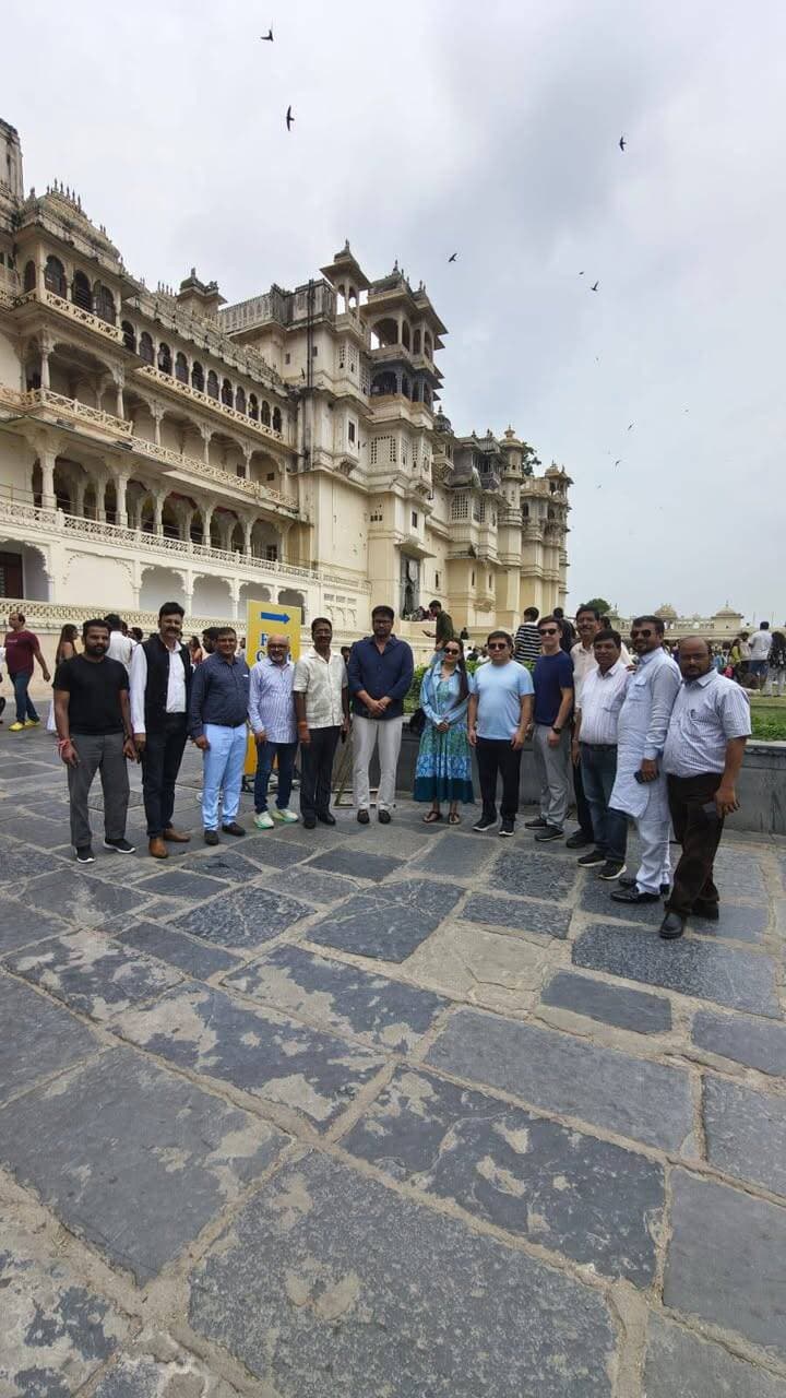 फतेहसागर झील बनी अंतरराष्ट्रीय आकर्षण का केंद्र
काजकिस्तान संघ के सेक्रेटरी जनरल अदलेट कुसमानोव व एशियन कायाकिंग अध्यक्ष प्रशान्त कुशवाह बोले, दुनिया में नहीं देखा ऐसा प्राकृतिक जलक्रीड़ा स्थल
उदयपुर, 5 सितम्बर। झीलों की नगरी उदयपुर को अंतरराष्ट्रीय जलक्रीड़ा हब के रूप में स्थापित करने की दिशा में एक ऐतिहासिक पहल करते हुए एशियन एवं भारतीय कायाकिंग एवं कैनोईंग संघ के अध्यक्ष प्रशान्त कुशवाह के नेतृत्व में एक उच्चस्तरीय अंतरराष्ट्रीय प्रतिनिधिमंडल उदयपुर पहुंचा। राजस्थान कायाकिंग एवं कैनोईंग संघ के चेयरमैन चन्द्रगुप्त सिंह चौहान ने बताया की प्रतिनिधिमंडल में कजाकिस्तान कायाकिंग एवं कैनोईंग संघ के सेक्रेटरी जनरल अदलेट कुसमानोव, एशियन कैनो कंफेडरेशन की चीफ एडवाइजर स्नेह निगम, मिस्टर ऐडर सहित एशियाई एवं भारतीय कायाकिंग-कैनोईंग क्षेत्र के वरिष्ठ पदाधिकारी और विशेषज्ञ शामिल रहे। उदयपुर एयरपोर्ट पर संघ के पदाधिकारियों ने सभी अतिथियों का पारंपरिक राजस्थानी अंदाज में भव्य स्वागत किया।
अध्यक्ष भगवान स्वरूप वैष्णव ने बताया कि यह दौरा केवल औपचारिक नहीं बल्कि उदयपुर को एशिया के प्रमुख जलक्रीड़ा केंद्र के रूप में विकसित करने की रणनीति का हिस्सा है। प्रतिनिधिमंडल ने फतेहसागर झील स्थित कायाकिंग प्रशिक्षण केंद्र का दौरा कर वहां की प्राकृतिक एवं तकनीकी परिस्थितियों का अवलोकन किया।
फतेहसागर झील से अभिभूत हुए अंतरराष्ट्रीय विशेषज्ञ
एशियन एवं भारतीय कायाकिंग-कैनोईंग संघ के अध्यक्ष प्रशान्त कुशवाह ने फतेहसागर झील का निरीक्षण करने के बाद कहा कि उन्होंने विश्व के अनेक देशों में आयोजित अंतरराष्ट्रीय प्रतियोगिताओं में भाग लिया है और विभिन्न खेल स्थलों का मूल्यांकन किया है, लेकिन फतेहसागर झील जैसी प्राकृतिक सुंदरता एवं प्रतियोगिताओं के लिए इतनी उपयुक्त जल संरचना कहीं देखने को नहीं मिली। कजकिस्तान संघ के सेक्रेटरी जनरल ने कहा कि फतेहसागर झील प्रकृति का अनमोल उपहार है। यदि राजस्थान सरकार एवं स्थानीय प्रशासन समन्वित प्रयास करें तो निकट भविष्य में यहां एशियाई तथा अंतरराष्ट्रीय स्तर की कैनो स्प्रिंट प्रतियोगिताओं का सफल आयोजन संभव है। इससे उदयपुर वैश्विक जलक्रीड़ा मानचित्र पर एक नई पहचान स्थापित करेगा।
राजस्थान कायाकिंग एवं कैनोईंग संघ का पंजीकरण अब भी लंबित, खिलाड़ी हो रहे प्रभावित
राजस्थान कायाकिंग एवं कैनोईंग संघ के सचिव दिलीप सिंह चौहान ने बताया कि उदयपुर के कई खिलाड़ी राष्ट्रीय एवं अंतरराष्ट्रीय स्तर पर भारत का प्रतिनिधित्व कर चुके हैं। हाल ही में हर्षवर्धन शक्तावत का चयन जापान में आयोजित होने वाली एशियाई प्रतियोगिता के लिए हुआ है, जो प्रदेश के लिए गर्व की बात है। इसके बावजूद संघ का पंजीकरण आज तक राजस्थान राज्य क्रीड़ा परिषद में नहीं हो सका है। संघ द्वारा कई बार प्रस्ताव एवं प्रार्थना पत्र भेजने के बावजूद प्रक्रिया लंबित है। पंजीकरण नहीं होने से खिलाड़ियों को राष्ट्रीय प्रतियोगिताओं में अपने खर्च पर भाग लेना पड़ता है तथा खेल संसाधनों की भी कमी बनी हुई है। श्री चौहान ने कहा कि वर्तमान में सभी खेल संघों के लिए राज्य क्रीड़ा परिषद में पंजीकरण अनिवार्य है। ऐसे में लगातार प्रयासों के बावजूद पंजीकरण नहीं हो पाना अत्यंत दुर्भाग्यपूर्ण है। उन्होंने राज्य सरकार एवं क्रीड़ा परिषद से खिलाड़ियों के हित में शीघ्र पंजीकरण की मांग की है, ताकि उन्हें बेहतर सुविधाएं, आर्थिक सहयोग और अधिक अवसर प्राप्त हो सकें।
ड्रैगन बोट लीग और एशियाई प्रतियोगिताओं के आयोजन पर चर्चा
संघ के सचिव दिलीप सिंह चौहान ने बताया कि एयरपोर्ट स्वागत के बाद प्रतिनिधिमंडल को चिकलवास स्थित द बिलेठा बाग में ठहराया गया, जहां भारतीय ड्रैगन बोट चेयरमैन दिलीप सिंह चौहान और एशियन कैनो फेडरेशन के अध्यक्ष प्रशान्त कुशवाह के बीच महत्वपूर्ण चर्चा हुई। बैठक में भविष्य में उदयपुर में आई पी एल की तर्ज पर उदयपुर मे भारतीय ड्रैगन बोट लीग आयोजित किया जायेगा साथ ही 2027 मे एशियाई स्तर की कायाकिंग एवं कैनोईंग प्रतियोगिताओं के आयोजन का प्रस्ताव भी रखा गया।
’भारत-कजाकिस्तान के खिलाड़ियों के बीच होगा खेल आदान-प्रदान’
बैठक के दौरान भारतीय ड्रैगन बोट चेयरमैन दिलीप सिंह चौहान, कजाकिस्तान के महासचिव अदलेट कुसमानोव एवं एशियन कायाकिंग एवं कैनोईंग संघ के अध्यक्ष प्रशान्त कुशवाह के बीच इस खेल के विकास को लेकर महत्वपूर्ण सहमति बनी और तय किया गया कि भविष्य में कजाकिस्तान के खिलाड़ी प्रशिक्षण एवं प्रतियोगिताओं के लिए उदयपुर आएंगे तथा भारतीय (उदयपुर) खिलाड़ियों को भी कजाकिस्तान भेजा जाएगा, जिससे तकनीकी ज्ञान और खेल अनुभव का आदान-प्रदान हो सके।
’कजाकिस्तान प्रतिनिधिमंडल ने सराही उदयपुर की मेहमाननवाजी’
कजाकिस्तान कायाकिंग एवं कैनोईंग संघ के महासचिव अदलेट कुसमानोव व अन्य सदस्यों ने उदयपुर की मेहमाननवाजी की प्रशंसा करते हुए कहा कि उन्होंने उदयपुर और इसकी झीलों के बारे में बहुत सुना था, लेकिन यहां आकर इसकी प्राकृतिक भव्यता को करीब से देखने का अवसर मिला। उन्होंने कहा कि उदयपुर अंतरराष्ट्रीय जलक्रीड़ा प्रतियोगिताओं के लिए आदर्श स्थल के रूप में उभर सकता है।
’खेल पर्यटन और स्थानीय अर्थव्यवस्था को मिलेगा नया आयाम’
संघ के ड्रैगन बोट चेयरमैन अजय अग्रवाल ने कहा कि राजस्थान कायाकिंग एवं कैनोईंग संघ उदयपुर में अंतरराष्ट्रीय प्रतियोगिताओं के आयोजन के लिए पूरी तरह प्रतिबद्ध है। उन्होंने बताया कि उदयपुर में पूर्व में खेलो इंडिया यूनिवर्सिटी गेम्स के तहत कायाकिंग एवं कैनोईंग प्रतियोगिताओं का सफल आयोजन हो चुका है तथा राष्ट्रीय और अंतरराष्ट्रीय विशेषज्ञों ने फतेहसागर झील को विश्वस्तरीय प्रतियोगिताओं के लिए उपयुक्त माना है।
संघ के कैनो स्प्रिंट चेयरमैन दीपक गुप्ता ने बताया कि आगामी दिनों में अंतरराष्ट्रीय प्रतिनिधिमंडल उदयपुर की विभिन्न झीलों का विस्तृत तकनीकी एवं भौगोलिक अध्ययन करेगा। वहीं कैनो स्लालम चेयरमैन तुषार मेहता ने विश्वास व्यक्त किया कि सभी आवश्यक मानक पूरे होने पर भविष्य में उदयपुर नियमित रूप से अंतरराष्ट्रीय कायाकिंग एवं कैनोईंग प्रतियोगिताओं की मेजबानी करेगा। उन्होंने कहा कि इससे न केवल खिलाड़ियों को वैश्विक मंच मिलेगा, बल्कि पर्यटन, रोजगार, निवेश और स्थानीय अर्थव्यवस्था को भी नई गति मिलेगी। प्रतिनिधिमंडल ने सिटी पैलेस का भी भ्रमण किया।
उदयपुर एयरपोर्ट पर आयोजित स्वागत समारोह में चन्द्रगुप्त सिंह चौहान, भगवान स्वरूप वैष्णव, दिलीप सिंह चौहान, महेश पिंपलकर, दीपक गुप्ता, कमलेश हाथी, नवल सिंह चूंडावत, भूपेन्द्र सिंह चौहान, रणवीर सिंह राणावत सहित अनेक पदाधिकारी, खेल विशेषज्ञ और खेल प्रेमी उपस्थित रहे।
कैप्शन-
कायाकिंग- उदयपुर। कायाकिंग केनोईंग उच्चस्तरीय अंतरराष्ट्रीय प्रतिनिधिमंडल।
---000---