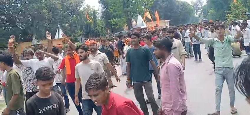लखीमपुर खीरी जिले के सिंगाही थाना क्षेत्र के एक गांव में 4 वर्षीय मासूम बच्ची के साथ एक विशेष समुदाय के 65 वर्षीय बुजुर्ग ने किया दुष्कर्म, पुलिस ने आरोपी को किया गिरफ्तार मुकदमा किया दर्ज,आक्रोशित हिंदू संगठनों के लोगो ने सड़क जाम कर किया विरोध प्रदर्शन
