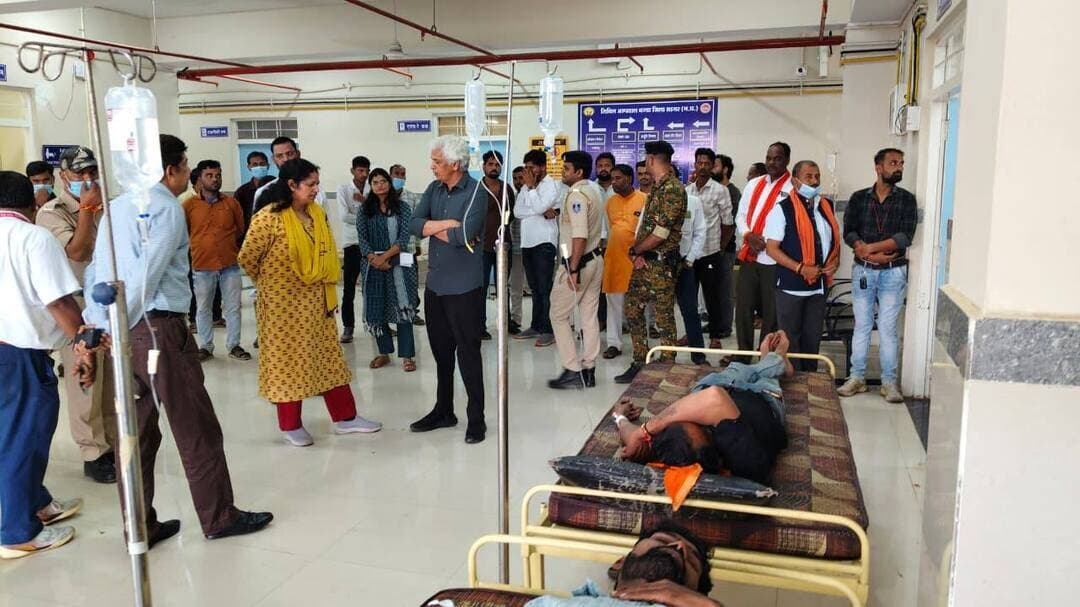 ➡️ सागर जिले के बंडा ब्लॉक में जहरीली शराब के सेवन से हुई घटना के उपरांत बंडा सिविल अस्पताल पहुंचकर सांसद श्री राहुल सिंह लोधी, बंडा विधायक श्री वीरेंद्र सिंह, आबकारी आयुक्त श्री दीपक सक्सेना, कलेक्टर श्रीमती प्रतिभा पाल, जिला पंचायत सीईओ श्री जगदीश गोमे एवं अपर कलेक्टर श्री अविनाश रावत ने भर्ती मरीजों का हाल जाना। और चिकित्सकों से मरीजों के स्वास्थ्य की जानकारी ली।
CM Madhya Pradesh Dr Mohan Yadav Jansampark Madhya Pradesh #JansamparkMP #sagar