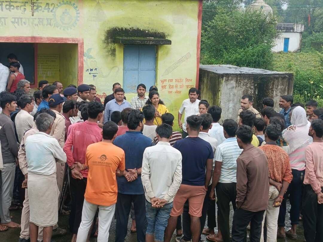 ➡️ सागर जिले के बंडा ब्लॉक में संदिग्ध/अवैध जहरीली शराब के सेवन से हुई दुखद घटना के उपरांत सागर कमिश्नर, आईजी, कलेक्टर एवं एसपी ने स्वयं मौके पर पहुंचकर स्थिति का जायजा लिया। पीड़ित परिवारों से मुलाकात कर उन्हें ढांढस बंधाया तथा अस्पताल में भर्ती मरीजों के समुचित इलाज के निर्देश दिए।
प्रशासन ने कठोर कानूनी कार्रवाई के निर्देश जारी किए हैं साथ ही एहतियातन तौर पर क्षेत्र की कुछ दुकानों (बरेठी, बंडा, शाहगढ़, मगरधा, विनायका, दलपतपुर, बरायठा) को तत्काल प्रभाव से सील कर शराब के सैंपल की जांच की जा रही है।
➡️ प्रशासन की अपील-
जिन व्यक्तियों ने भी शराब का सेवन किया है और उन्हें उल्टी, सिरदर्द, बुखार, घबराहट या धुंधलापन महसूस हो रहा है, वे एहतियात के तौर पर बिना देरी किए तुरंत निकटतम स्वास्थ्य केंद्र पहुंचकर अपनी जांच कराएं।
CM Madhya Pradesh Dr Mohan Yadav Jansampark Madhya Pradesh Collector Office Sagar #JansamparkMP #sagar