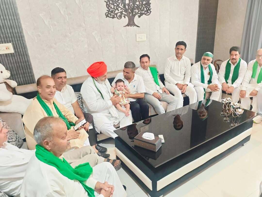 *यमुनानगर:चार अक्टूबर को गन्ने,धान वा बिजली से जुडे किसानों के अन्य मुर्दों को लेकर यमुनानगर मे करेेंगे महापंचायत: राकेश टिकैत* भारतीय किसान यूनियन के राष्ट्रीय प्रवक्ता राकेश टिकैत आज किसान नेता दलबीर कैल के निवास पर उनकी पोती का नामकरण करने के बाद पत्रकारों से बातचीत करते हुए कहा कि चार अक्टूबर को यमुनानगर में गन्ने,धान,बिजली वा अन्य किसानों से जुड़े मुर्दों को लेकर एक जिला स्तरीय किसान महापंचायत होगी।जिसमें प्रदेश अध्यक्ष रतनमान शामिल होंगे और इस महापंचायत में सभी किसान अपने ट्रैक्टर लेकर आएंगे।इससे पहले राकेश टिकैत आज प्रदेश महासचिव अरविंन कांबोज के पेट्रोल पंप गांव तिगरा में और गांव दामला के प्रधान पवन गोयल के पिता के निधन पर शोक व्यक्त करने पहुचे।टिकैत ने कहा की किसान को गन्ने का रेट लागत को देखते हुऎ 600 रू प्रति क्विंटल दिया जाए और धान की खरीद 15सितंबर से पहले की जाए उन्होंने कहा कि बिजली के मुददै,रादौर-यमुनानगर सड़क को लेकर इस महापंचायत में बड़ी घोषणा की जाएगी। उन्होंने कहा कि आज देश में मोदी की सरकार है और किसान विरोधी है यह सरकार किसान को बिल्कुल बर्बाद करना चाहती है उन्होंने कहा कि जल्दी ही पूरे देश ट्रैक्टर प्रमुख बनाए जाएंगे ताकि अपने ट्रैक्टर के साथ किसान मजबूती से लड़ाई लड़ सके।और देश में एक बड़े आंदोलन की जरूरत है जिलाध्यक्ष सुभाष गुर्जर ने बताया कि जल्दी ही महापंचायत की तैयारी के लिए जिला स्तरीय एक बैठक की जाएगी जिसमें सभी पदाधिकारीयो को जिम्मेवारिया सौपी जाएंगी इस महापंचायत से सरकार पर किसानों के मुद्दों को लेकर पुरा जोर दिया जाएगा गुर्जर ने बताया कि राकेश टिकैत पूरे प्रदेश में हर जिला में किसान महापंचायत करेंगे ताकि किसानों की हर समस्याएं सुनी जाए और उनका निपटारा हो गुर्जर ने कहा की इस किसान महापंचायत में कड़े निर्णय लिये जाएगे।आज मौके पर अशोक चौधरी मंडल अध्यक्ष सहारनपुर,अरविंन कांबोज,यादविंदर कांबोज,महेंद्र चमरौडी, विनोद गुर्जर तेलीपुरा, दविंदर नेता रूलाखेड़ी कुलविंदर सिद्धू,अशोक डांगी,निरंजन सिंह सुड़ैल दयाराम पूर्व सरपंच गुलजार सिंह भागुमाजरा,जसबीर भागुमाजरा, अब्दुल सरपंच गुरुदेव सुड़ैल साहब सिंह सतीश कुमार,राजेश कांबोज रिसालसिह चमरोडी मौजूद रहे।