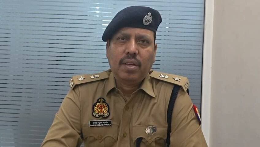 #कानपुर, उत्तर प्रदेश: अपार्टमेंट में एक व्यक्ति की हत्या के मामले पर एडिशनल DCP वेस्ट राजेश कुमार पांडे ने कहा, "SHO कल्याणपुर को सूचना प्राप्त हुई कि रतन ऑर्बिट अपार्टमेंट में एक व्यक्ति विनीत मिनोचा की हत्या कर दी गई है। FSL की टीम को बुला लिया गया है। साक्ष्य एकत्र किए जा रहे हैं। उनके पुत्र से FIR प्राप्त कर ली गई है। जल्द ही इसका अनावरण किया जाएगा।
#kanpurpolice