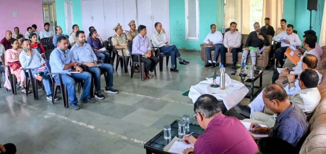 चम्बा : भटियात में 332 करोड़ की विकास परियोजनाओं की समीक्षा, जून 2027 तक पूरा करने का लक्ष्य
भटियात विधानसभा क्षेत्र में करीब 332 करोड़ रुपये की विकास परियोजनाओं की समीक्षा की गई। चुवाड़ी के जनजातीय भवन सिहुंता में विधानसभा अध्यक्ष कुलदीप सिंह पठानिया की अध्यक्षता में हुई बैठक में विभिन्न विभागों के अधिकारियों ने विकास कार्यों की प्रगति का जायजा लिया।
पठानिया ने अधिकारियों को निर्माणाधीन परियोजनाओं में तेजी लाने और जून 2027 तक सभी जारी कार्यों को पूरा करने का लक्ष्य निर्धारित करने के निर्देश दिए।
जल शक्ति विभाग के तहत करीब 191 करोड़ रुपये, जबकि लोक निर्माण विभाग के माध्यम से करीब 141 करोड़ रुपये के कार्य प्रगति पर हैं। इसके अलावा सिहुंता राजकीय महाविद्यालय के करीब 9 करोड़ रुपये के भवन सहित स्कूल, स्वास्थ्य संस्थानों और सरकारी भवनों के निर्माण कार्यों की भी समीक्षा की गई।
विधानसभा अध्यक्ष ने अधिकारियों को गुणवत्ता से समझौता किए बिना कार्य समय पर पूरा करने और परियोजनाओं में आ रही अड़चनों को आपसी समन्वय से दूर करने के निर्देश दिए।
वहीं, मुख्यमंत्री ठाकुर सुखविंदर सिंह सुक्खू का चंबा दौरा जल्द प्रस्तावित है। इस दौरान भटियात विधानसभा क्षेत्र में कई करोड़ों की विकास परियोजनाओं के लोकार्पण और शिलान्यास होने की संभावना है।
#Bhatiyat #KuldeepPathania #Chamba #HimachalPradesh #VikasPariyojna #SukhvinderSinghSukhu #HimachalNews #ChambaNews #Development #hpnews