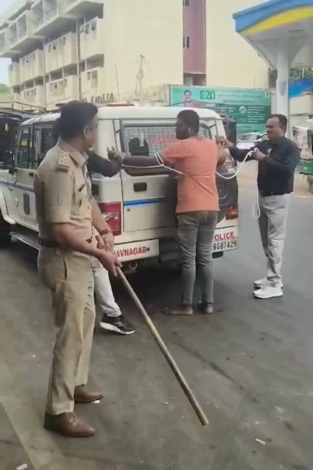 हत्या के आरोपी फैजल को क्राइम सीन रीक्रिएट कराने ले गई पुलिस, डंडों से पिटाई का वीडियो वायरल । गुजरात में हत्या के आरोपी फैजल को पुलिस मौका-ए-वारदात पर क्राइम सीन रीक्रिएट कराने ले गई। पुलिस की कार्रवाई से कितने संतुष्ट हैं आप? 📹 वीडियो क्रेडिट: सोशल मीडिया #gujarat #gujaratpolice #crimescene #viralvideoシ #gujaratnews #socialmediaviral