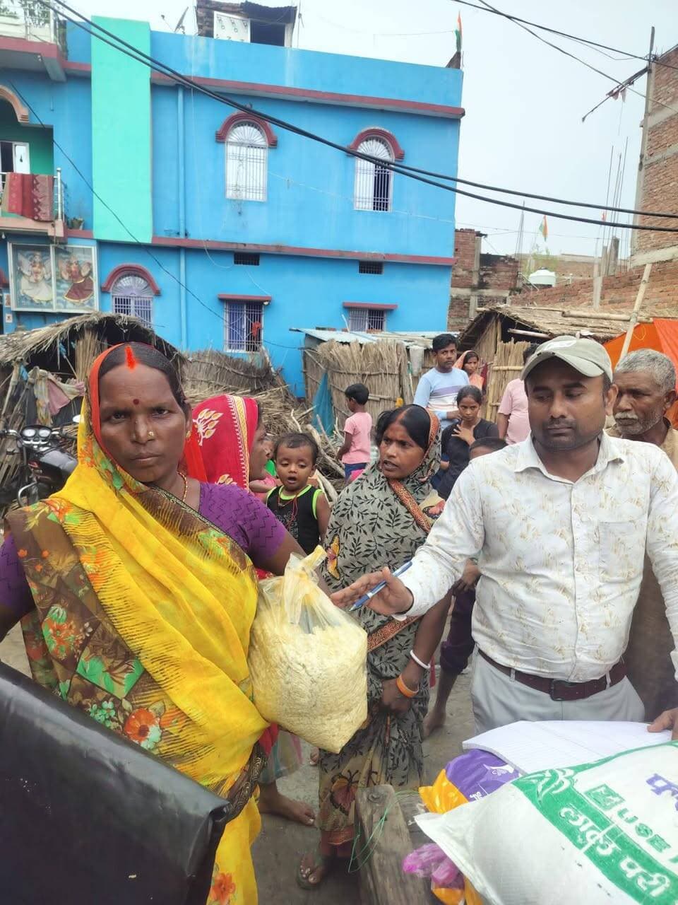 बाढ़ प्रभावित क्षेत्रों में लगातार पहुंच रही राहत सामग्री
सारण जिले के बाढ़ प्रभावित क्षेत्रों में जिला प्रशासन द्वारा राहत कार्य लगातार जारी है।
प्रभावित परिवारों के बीच सूखा राशन सामग्री का वितरण किया जा रहा है।
राहत सामग्री जरूरतमंद परिवारों तक पहुंचाई जा रही है।
दिलिया रहीमपुर एवं भादपा मोहब्बत परसा पंचायत में भी सूखा राशन वितरित किया जा रहा है।
बाढ़ प्रभावित परिवारों की आवश्यकताओं का लगातार आकलन किया जा रहा है।
जरूरत के अनुसार पॉलिथीन शीट्स भी उपलब्ध कराई जा रही हैं।
पॉलिथीन शीट्स से प्रभावित परिवारों को अस्थायी आश्रय में मदद मिल रही है।
जिला प्रशासन की टीमें बाढ़ प्रभावित क्षेत्रों में लगातार सक्रिय हैं।
राहत एवं सहायता कार्यों को प्राथमिकता के साथ आगे बढ़ाया जा रहा है।
बाढ़ प्रभावित परिवारों को हरसंभव सहायता उपलब्ध कराने के लिए जिला प्रशासन प्रतिबद्ध है।
