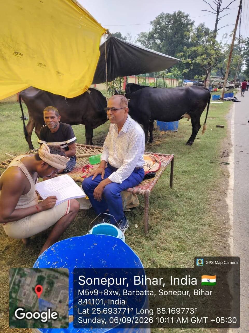 बाढ़ प्रभावित क्षेत्रों में पशुओं के लिए भी समुचित व्यवस्था
सारण जिले में बाढ़ राहत एवं बचाव कार्यों के साथ-साथ पशुओं की सुरक्षा और स्वास्थ्य का भी विशेष ध्यान रखा जा रहा है।
कैंप डीआरएम, सोनपुर एवं कैंप चिरांद में बाढ़ प्रभावित क्षेत्रों से लाए गए पशुओं के लिए सुरक्षित आश्रय की व्यवस्था की गई है।
पशुओं के लिए पर्याप्त पशुचारा, आवश्यक दवाएं एवं नियमित चिकित्सा और स्वास्थ्य परीक्षण सुनिश्चित किया जा रहा है।
बाढ़ की विषम परिस्थितियों में इंसानों के साथ-साथ पशुधन की सुरक्षा भी जिला प्रशासन की प्राथमिकता है।