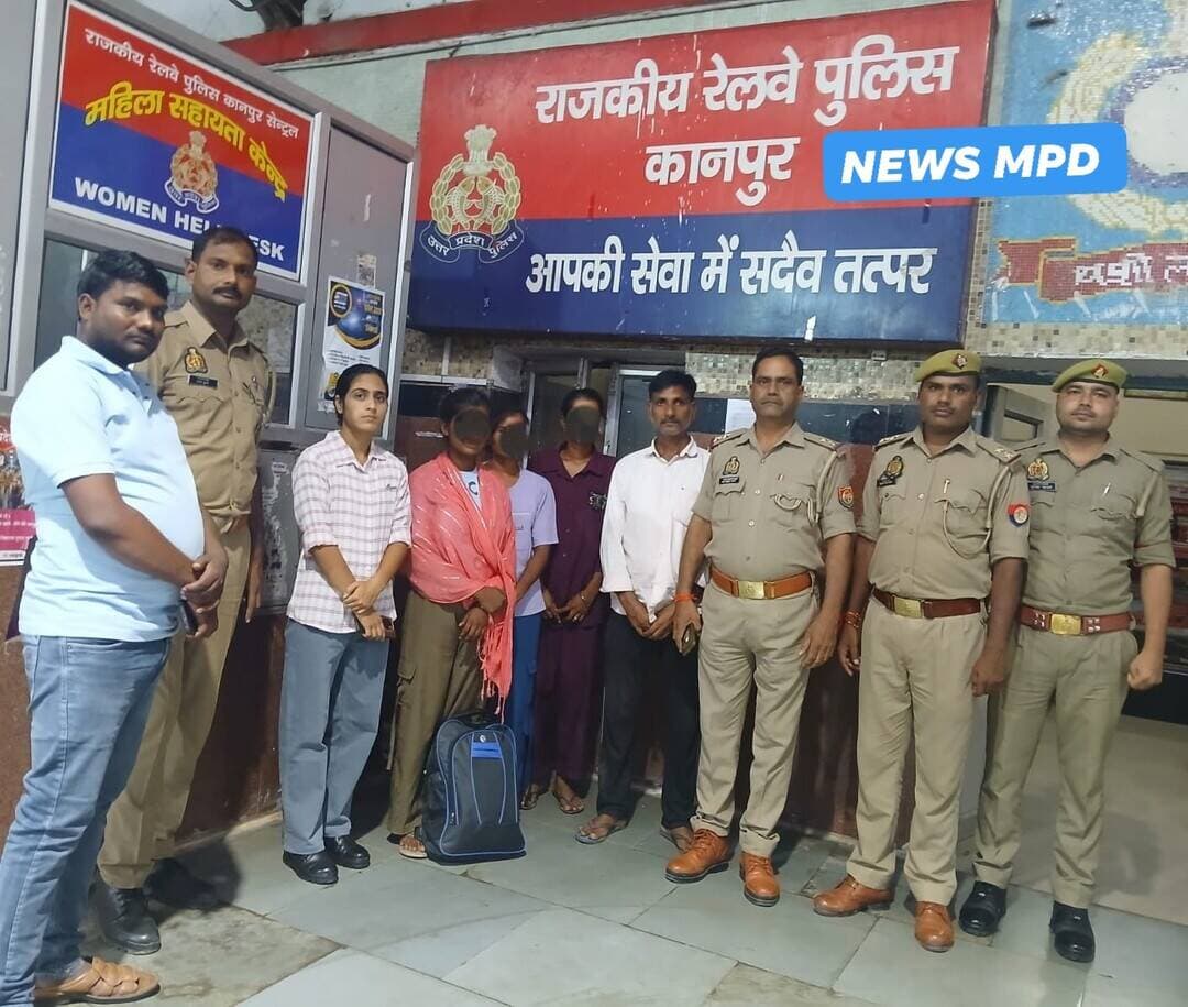 कानपुर ब्रेकिंग।।
परिजनों की डांट से नाराज होकर घर से निकलीं 3 युवतियां कानपुर सेंट्रल से बरामद।
घर से बिना बताए लापता हुई थीं तीनों युवतियां,परिजनों ने थाना हरैया बस्ती में दी थी सूचना।
जीआरपी कानपुर सेंट्रल ने ऑपरेशन मुस्कान के तहत चलाया अभियान।
प्लेटफॉर्म नंबर 4/5 पर बैठी मिलीं तीनों युवतियां।
फोटो से पहचान कर जीआरपी ने तीनों को समझा-बुझाकर महिला हेल्पडेस्क पर बैठाया।
परिजनों को सूचना देकर तीनों युवतियों को सकुशल सुपुर्द किया गया।
जीआरपी कानपुर सेंट्रल की तत्परता की परिजनों ने की सराहना।
<nis:link nis:type=tag nis:id=grpf nis:value=GRPF nis:enabled=true nis:link/> <nis:link nis:type=tag nis:id=kanpur nis:value=KANPUR nis:enabled=true nis:link/> <nis:link nis:type=tag nis:id=upnews nis:value=Upnews nis:enabled=true nis:link/>