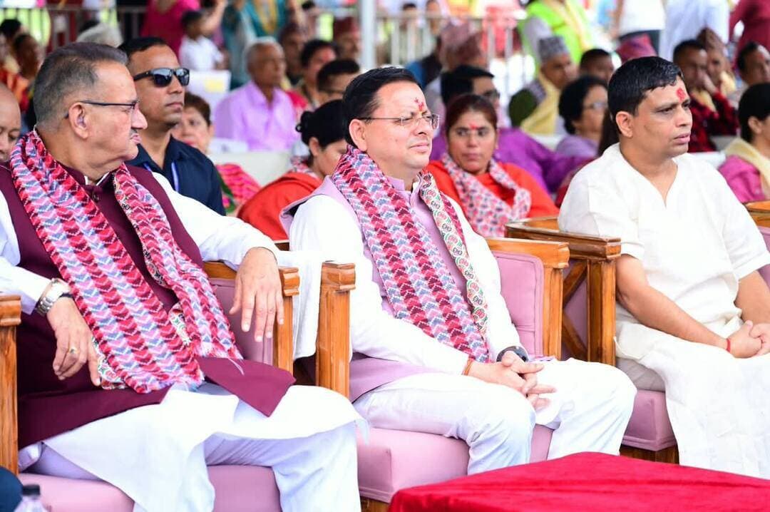 मुख्यमंत्री श्री पुष्कर सिंह धामी ने रविवार को जसवंत सिंह ग्राउंड, गढ़ी कैंट, देहरादून में आयोजित गोर्खाली महिला हरितालिका तीज उत्सव में प्रतिभाग किया। इस अवसर पर मुख्यमंत्री ने हरितालिका तीज उत्सव को सरकारी स्तर पर और अधिक भव्य रूप से आयोजित किए जाने की घोषणा की। उन्होंने गोर्खाली समाज की माताओं-बहनों को हरितालिका तीज की शुभकामनाएं देते हुए उनके सुख, शांति, समृद्धि और खुशहाली की कामना की।
मुख्यमंत्री ने कहा कि हरितालिका तीज माता पार्वती की अटूट तपस्या, विश्वास, समर्पण और शक्ति का प्रतीक है। यह पर्व हमें दृढ़ संकल्प और अटूट विश्वास के साथ अपने लक्ष्य की ओर आगे बढ़ने की प्रेरणा देता है। उन्होंने कहा कि तीज जैसे पारंपरिक पर्व हमारी नई पीढ़ी को अपनी संस्कृति और जड़ों से जोड़ने का महत्वपूर्ण माध्यम हैं। माताएं और बहनें हमारी संस्कृति, परंपराओं और संस्कारों की सबसे बड़ी संरक्षक हैं। उनके प्रयासों से हमारी भाषा, लोक परंपराएं और सांस्कृतिक विरासत पीढ़ी-दर-पीढ़ी आगे बढ़ रही हैं।
मुख्यमंत्री ने कहा कि गोर्खाली समाज अपनी वीरता, निष्ठा, परिश्रम और राष्ट्रभक्ति के लिए जाना जाता है। देश की सीमाओं की रक्षा में गोर्खा वीरों ने सदैव अदम्य साहस और शौर्य का परिचय दिया है। देश के लिए सर्वस्व न्योछावर करने की गोर्खा समाज की भावना पर पूरे देश को गर्व है। मुख्यमंत्री ने कहा कि उत्तराखण्ड की विकास यात्रा में गोर्खाली समाज का महत्वपूर्ण योगदान रहा है। शिक्षा, खेल, कला-साहित्य और समाज सेवा सहित विभिन्न क्षेत्रों में समाज के लोगों ने अपनी मेहनत और ईमानदारी से प्रदेश की प्रगति में महत्वपूर्ण भूमिका निभाई है।