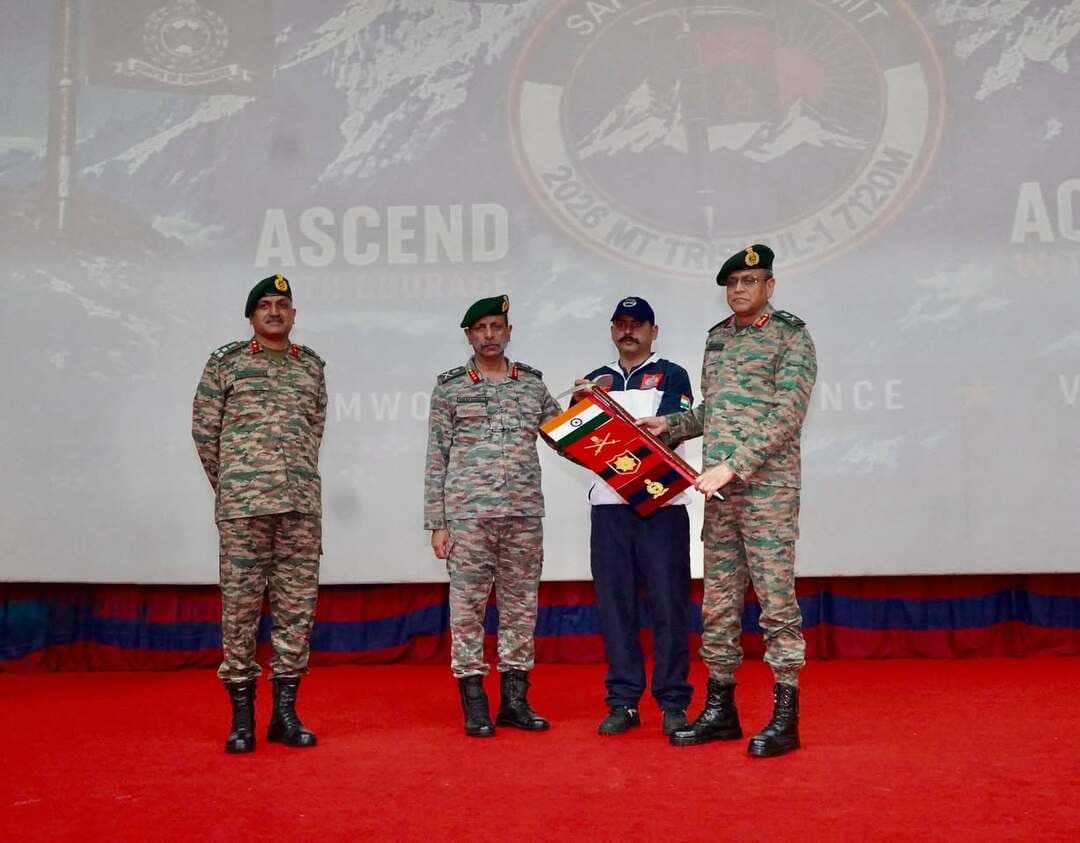 ‘हर काम देश के नाम’
भारतीय सेना की कोर ऑफ़ इंजीनियर्स के माउंट त्रिशूल पर्वतारोहण अभियान को हरी झंडी दिखाई गई।
भारतीय सेना के कॉर्प्स ऑफ़ इंजीनियर्स की ओर से माउंट त्रिशूल (7,120 मीटर / 23,360 फ़ीट) के लिए एक पर्वतारोहण अभियान को रुड़की स्थित बंगाल इंजीनियर ग्रुप एंड सेंटर से औपचारिक रूप से हरी झंडी दिखाकर रवाना किया गया। यह गढ़वाल हिमालय की सबसे मुश्किल चोटियों में से एक पर चढ़ने के एक चुनौतीपूर्ण प्रयास की शुरुआत थी।
इस समारोह में सेना के वरिष्ठ अधिकारी शामिल हुए, जिनमें सेंट्रल कमांड के GOC-in-C लेफ्टिनेंट जनरल अनिंद्य सेनगुप्ता, इंजीनियर-इन-चीफ़ लेफ्टिनेंट जनरल विकास रोहेला और बंगाल सैपर्स एंड मिलिट्री सर्वे के कर्नल कमांडेंट लेफ्टिनेंट जनरल एसएस दहिया शामिल थे। कॉर्प्स ऑफ़ इंजीनियर्स के कई अनुभवी अधिकारी, जो पर्वतारोहण में अपनी उपलब्धियों के लिए जाने जाते हैं, भी इस मौके पर मौजूद रहे और उन्होंने अभियान दल के साथ बातचीत की।
गढ़वाल हिमालय में 7,120 मीटर (23,360 फ़ीट) की ऊंचाई पर स्थित माउंट त्रिशूल, अत्यधिक ऊंचाई, मुश्किल रास्तों और अनिश्चित मौसम की चुनौतियों का एक कठिन मिश्रण पेश करता है। यह अभियान टीम की शारीरिक सहनशक्ति, तकनीकी दक्षता, मानसिक मज़बूती और ऊंचाई वाले चुनौतीपूर्ण माहौल में प्रभावी ढंग से काम करने की क्षमता की परीक्षा लेगा।
अनुभवी अधिकारियों, जूनियर कमीशंड अधिकारियों और अन्य रैंक के जवानों से बनी इस अभियान टीम ने मिशन के लिए कड़ी तैयारी की है। इसमें ऊंचाई वाले माहौल के अनुकूल ढलना (acclimatisation), ज़बरदस्त शारीरिक ट्रेनिंग और पर्वतारोहण की तकनीकों में विशेष प्रशिक्षण शामिल है। चढ़ाई से जुड़ी तकनीकी और लॉजिस्टिकल चुनौतियों से निपटने के लिए भी व्यापक योजना बनाई गई है।
समारोह की शुरुआत अभियान टीम लीडर की विस्तृत प्रस्तुति और ऑपरेशनल ब्रीफिंग के साथ हुई। ब्रीफिंग में प्रस्तावित यात्रा कार्यक्रम, चढ़ाई और हमले के रास्ते, सुरक्षा प्रोटोकॉल और हिमालय के मुश्किल रास्तों व तेज़ी से बदलते मौसम से निपटने के लिए प्रशासनिक इंतज़ामों के बारे में जानकारी दी गई।
सभा को संबोधित करते हुए, लेफ्टिनेंट जनरल अनिंद्य सेनगुप्ता ने अभियान टीम की शारीरिक फ़िटनेस, मानसिक मज़बूती और टीम भावना (esprit de corps) के उच्च स्तर की सराहना की। उन्होंने सैपर्स की रोमांच और पर्वतारोहण उपलब्धियों की शानदार विरासत पर प्रकाश डाला और नेतृत्व, सहनशक्ति, अनुशासन, टीम वर्क और सोच-समझकर जोखिम उठाने जैसे गुणों को विकसित करने में ऐसे अभियानों के महत्व को रेखांकित किया। ये गुण सैन्य तैयारी में, खासकर ऊंचाई वाले इलाकों में, महत्वपूर्ण योगदान देते हैं।
कॉर्प्स के अनुभवी पर्वतारोहियों की मौजूदगी ने इस मौके की अहमियत को और बढ़ा दिया, जो कॉर्प्स ऑफ़ इंजीनियर्स के भीतर रोमांच, साहस और पेशेवर उत्कृष्टता की स्थायी परंपरा को दर्शाता है। समारोह का समापन टीम लीडर को औपचारिक 'एक्सपेडिशन फ़्लैग' सौंपने के साथ हुआ। इसके साथ ही टीम को बेस कैंप की यात्रा और उसके बाद माउंट त्रिशूल पर चढ़ाई के लिए औपचारिक रूप से रवाना किया गया।
यह अभियान 'कोर ऑफ़ इंजीनियर्स' की पर्वतारोहण की गौरवशाली परंपरा को आगे बढ़ाता है और सबसे कठिन परिस्थितियों में भी भारतीय सेना के साहस, दृढ़ता, टीमवर्क और उत्कृष्टता की भावना को दर्शाता है।