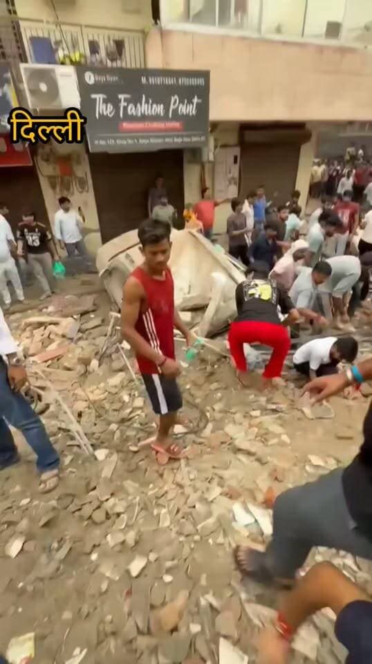 दिल्ली: सत्यनिकेतन मोतीबाग में 5 मंजिला बॉयज हॉस्टल इमारत ढही, 50 से अधिक छात्र फंसे, अधिकतर दिल्ली विश्वविद्यालय के, लोगों ने तुरंत किया रेस्क्यू अभियान शुरू ।
#delhi #boyshostel #delhiuniversity #tragedy
