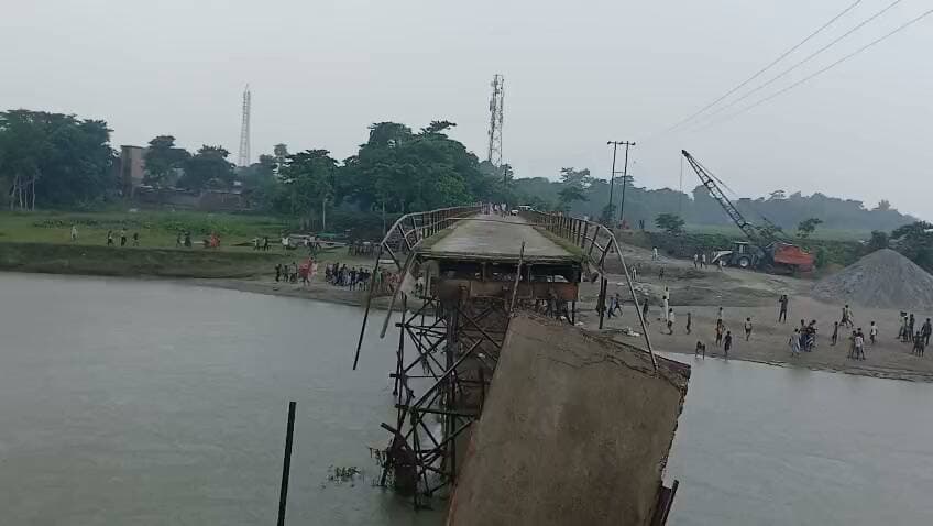 पूर्णियां जिले के अमौर विधानसभा के तियरपाड़ा पंचायत के आसयानी /डगरा घाट में ट्रक के गुजरने से लोहा पुल बीच से टूटा, ट्रक नदी में समाया । ग्रामीणों में अफरातफरी। आवागमन हुआ पूरी तरह बाधित। #varilvideo