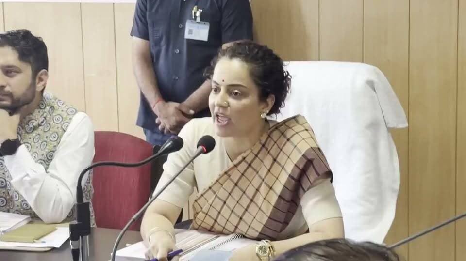 11 करोड़ दिए, काम एक भी नहीं हुआ; अधिकारियों पर भड़कीं कंगना रनौत, बोलीं- इतनी निठल्ली और निकृष्ट व्यवस्था क्या बोलूं?
मंडी में सांसद निधि के पैसों का इस्तेमाल नहीं होने पर कंगना रनौत का गुस्सा अधिकारियों पर फूट पड़ा। मीडिया के सामने उन्होंने कहा कि “11 करोड़ दिए हैं और काम एक भी नहीं हुआ।” कंगना ने अधिकारियों की कार्यप्रणाली पर सवाल उठाते हुए नाराजगी जताई और कहा कि काम न होने से क्षेत्र में नकारात्मक प्रचार हो रहा है और लोग रील बना रहे हैं।
#KanganaRanaut #Mandi #HimachalPradesh #MPFund #BreakingNews #simanchalnews #viral #Video