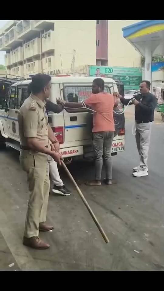 अपनी लिव-इन पार्टनर काजल बारैया की बेरहमी से हत्या के आरोप में गिरफ्तार फैज़ल उर्फ खटकी को आज शहर की पुलिस भावनगर ST डिपो ले गई, ताकि क्राइम सीन को फिर से रिक्रिएट किया जा सके।
#gujaratpolice #viral #Video