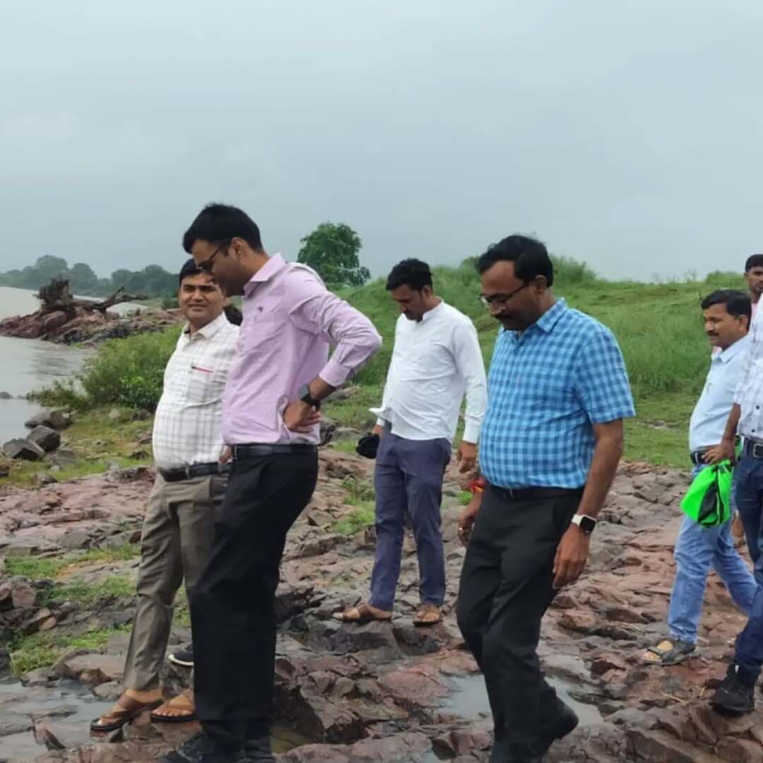 कलेक्टर एवं जिला मजिस्ट्रेट श्री अर्पित वर्मा के निर्देशानुसार, एसडीएम करैरा ने ग्राम सूंड़ एवं धमधौली में सिंध नदी तट का दौरा किया।
एसडीएम अनुपम शर्मा ने स्थानीय ग्रामीणों से संवाद कर गांव के मुख्य आवागमन मार्ग, राशन वितरण की जानकारी ली। ग्रामीणों को समझाइश दी कि बढ़ते जलस्तर के दौरान नदी को पार ना करें। अपनी सुरक्षा का ध्यान रखें।