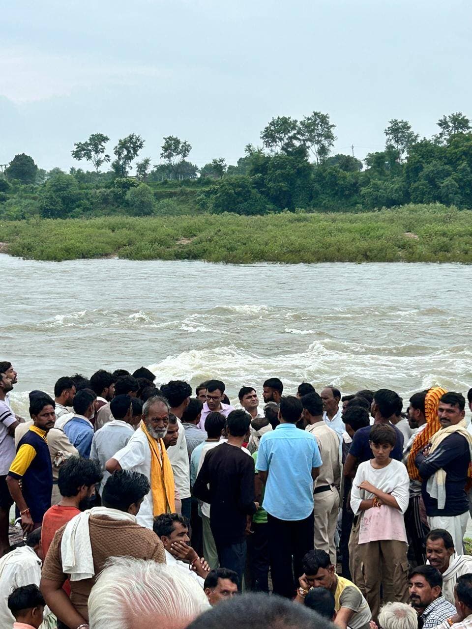ग्राम सूंड एवं धमधौली में सिंध नदी के बढ़े जलस्तर के कारण प्रभावित ग्रामीणों से चर्चा की गई।
कलेक्टर एवं जिला मजिस्ट्रेट श्री Arpit Verma IAS के निर्देशानुसार करैरा एसडीएम श्री अनुपम शर्मा ने सिंध नदी के पास ग्रामीणों से चर्चा की और आवागमन, राशन वितरण एवं गांव की अन्य समस्याओं की जानकारी ली। ग्रामीणों को समझाइश दी कि बढ़ते जलस्तर के दौरान नदी पार न करें।
CM Madhya Pradesh
Department of Water Resources, Madhya Pradesh
#shivpuri