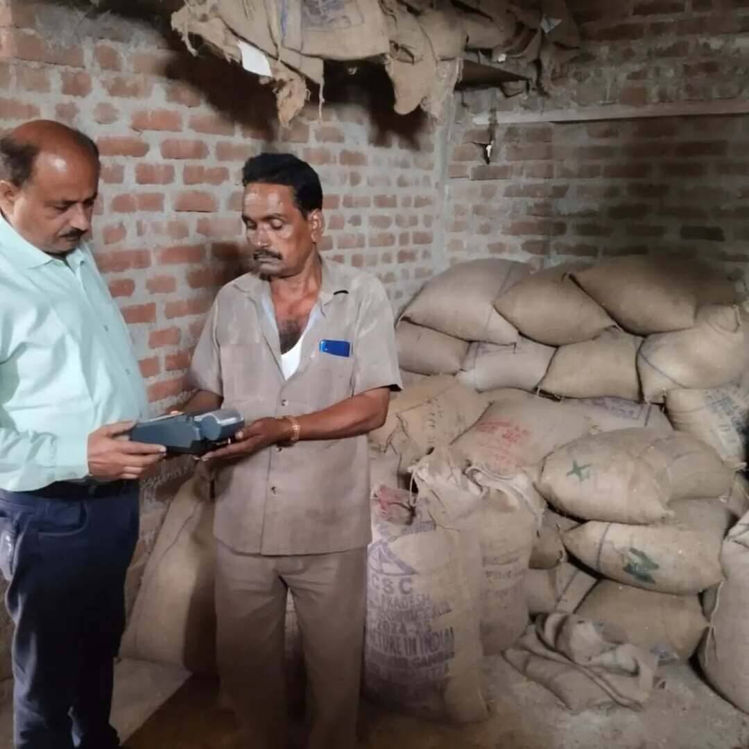 कलेक्टर एवं जिला मजिस्ट्रेट श्री Arpit Verma IAS के निर्देशानुसार, अधिकारियों द्वारा ज़िले की शासकीय उचित मूल्य दुकानों (राशन दुकानों) पर राशन वितरण व्यवस्था की सघन निगरानी लगातार की जा रही है।
इस दौरान अधिकारी दुकानों पर खाद्यान्न की उपलब्धता, स्टॉक की स्थिति और पीओएस (PoS) मशीन के माध्यम से हो रहे वितरण की भौतिक जाँच कर रहे हैं, ताकि सभी पात्र हितग्राहियों को राशन सुचारू रूप से और समय पर मिल सके।
CM Madhya Pradesh
Jansampark Madhya Pradesh
Department of Food, Civil Supplies & Protection - Madhya Pradesh
Collector Shivpuri
#shivpuri