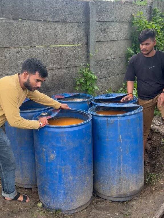 कलेक्टर एवं जिला मजिस्ट्रेट श्री Arpit Verma IAS के निर्देशानुसार आबकारी अधिकारी के नेतृत्व में अवैध मदिरा के विरुद्ध विशेष अभियान चलाया जा रहा है।
समस्त कार्यपालिक बल द्वारा वृत्त करैरा अंतर्गत ग्राम टीला रोड के पास स्थित कंजर डेरा क्षेत्र में सघन गश्त एवं दबिश देकर प्रभावी कार्रवाई की गई। कार्रवाई के दौरान कच्ची एवं अवैध मदिरा के निर्माण तथा भंडारण के ठिकानों को ध्वस्त किया गया।
मौके से लगभग 70 लीटर हाथ भट्ठी मदिरा तथा लगभग 8,000 किलोग्राम लाहन जब्त कर आबकारी अधिनियम के अंतर्गत प्रकरण पंजीबद्ध किए गए।
अवैध मदिरा के निर्माण, भंडारण एवं विक्रय के विरुद्ध यह विशेष अभियान जिले में निरंतर जारी रहेगा।
#shivpuri