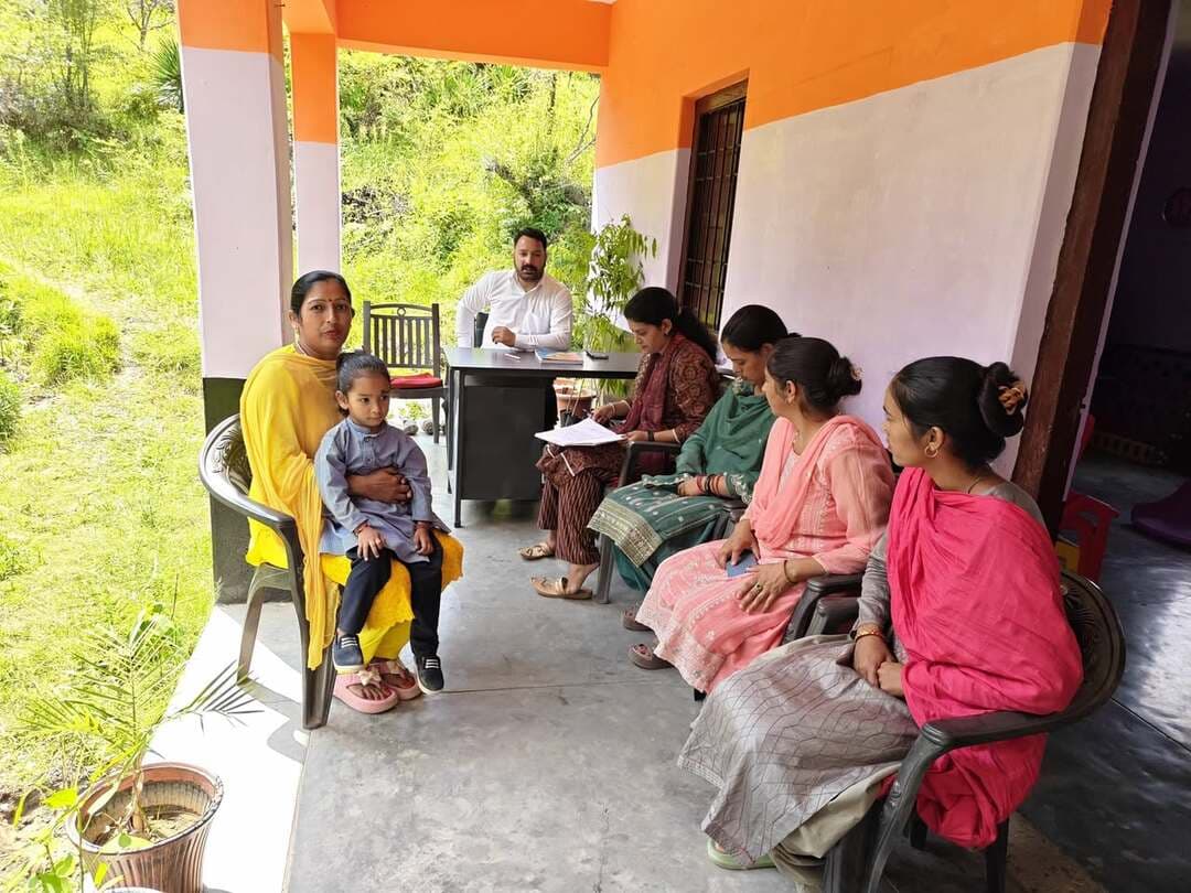 प्रेस नोट
*GPS DARKOTI में आयोजित हुआ शिक्षा संवाद एवं शिक्षक दिवस समारोह*
SMC अध्यक्षा आशा कुमारी ने की बैठक की अध्यक्षता
दरकोटी, 6 सितंबर 2026। राजकीय प्राथमिक पाठशाला दरकोटी में शिक्षा संवाद का आयोजन किया गया। बैठक की अध्यक्षता विद्यालय प्रबंधन समिति (SMC) की अध्यक्षा श्रीमती आशा कुमारी ने की। इस अवसर पर विद्यालय प्रभारी सुनील जरियाल ने शिक्षा संवाद के उद्देश्य तथा विद्यालय के विकास में अभिभावकों और समुदाय की भूमिका पर प्रकाश डाला।
शिक्षा संवाद में विद्यार्थियों के सर्वांगीण विकास पर चर्चा
बैठक में विद्यार्थियों के कल्याण, शैक्षणिक विकास, विद्यालयी संसाधनों, अभिभावक सहभागिता तथा पर्यावरण संरक्षण सहित विभिन्न विषयों पर विस्तार से चर्चा की गई।
विद्यार्थी कल्याण एवं सुरक्षा: विद्यार्थियों के मानसिक स्वास्थ्य, भावनात्मक सहयोग एवं परामर्श सुविधाओं पर ध्यान देने, पोषण, स्वास्थ्य एवं शारीरिक कल्याण से जुड़ी गतिविधियों को बढ़ावा देने पर चर्चा की गई। दिव्यांग विद्यार्थियों के लिए समावेशी एवं समान अवसर वाला वातावरण सुनिश्चित करने तथा भेदभाव और बुलिंग की रोकथाम के लिए सुरक्षित विद्यालयी वातावरण बनाए रखने पर जोर दिया गया।
शैक्षणिक विकास: पाठ्यक्रम में आधुनिक ज्ञान एवं कौशल-आधारित शिक्षण को बढ़ावा देने, नवाचारपूर्ण शिक्षण पद्धतियों के लिए शिक्षक प्रशिक्षण को प्रोत्साहित करने तथा स्मार्ट कक्षाओं, ई-लर्निंग और डिजिटल तकनीक के उपयोग पर चर्चा हुई। एफए एवं एसए परीक्षाओं के बाद विद्यार्थियों के प्रदर्शन की समीक्षा तथा मूल्यांकन पद्धतियों में सुधार पर भी विचार-विमर्श किया गया।
आधारभूत ढांचा एवं संसाधन: विद्यालय में पुस्तकालय, प्रयोगशाला, खेल मैदान एवं अन्य सुविधाओं में सुधार, डिजिटल उपकरणों और इंटरनेट कनेक्टिविटी तक पहुंच बढ़ाने तथा विद्यालयी विकास में टिकाऊ एवं पर्यावरण-अनुकूल प्रथाओं को अपनाने पर जोर दिया गया।
समुदाय एवं अभिभावक सहभागिता: विद्यालय और समुदाय के बीच सहयोग को मजबूत करने, बच्चों की शिक्षा में अभिभावकों की सक्रिय भूमिका बढ़ाने तथा सहयोगात्मक अधिगम को प्रोत्साहित करने पर चर्चा की गई। स्वयंसेवी कार्यक्रमों एवं मार्गदर्शन संबंधी पहलों को बढ़ावा देने की आवश्यकता पर भी बल दिया गया।
नीति एवं सुशासन: नई शिक्षा नीतियों के प्रभावी क्रियान्वयन, विद्यालय कल्याण कार्यक्रमों के लिए आवश्यक बजट एवं संसाधनों की उपलब्धता तथा विद्यालय की स्वायत्तता और नियामक व्यवस्थाओं के बीच संतुलन बनाए रखने पर विचार किया गया।
पर्यावरण जागरूकता एवं सतत विकास: विद्यालय में पर्यावरण-अनुकूल गतिविधियों को बढ़ावा देने, पौधारोपण अभियान एवं संरक्षण परियोजनाओं में विद्यार्थियों और समुदाय की भागीदारी सुनिश्चित करने पर विशेष जोर दिया गया।
तकनीक का उपयोग: डिजिटल उपकरणों, ऑनलाइन शिक्षण प्लेटफॉर्म तथा स्मार्ट कक्षाओं के प्रभावी उपयोग को प्रोत्साहित करने पर चर्चा की गई, ताकि विद्यार्थियों को आधुनिक एवं गुणवत्तापूर्ण शिक्षा के अवसर प्राप्त हो सकें।
सह-पाठ्यक्रम एवं सर्वांगीण विकास: खेलकूद, कला, सांस्कृतिक गतिविधियों एवं अन्य रचनात्मक कार्यक्रमों के माध्यम से विद्यार्थियों के सर्वांगीण विकास पर जोर दिया गया। विद्यार्थियों की प्रतिभा, आत्मविश्वास एवं रचनात्मक क्षमताओं को विकसित करने के लिए विद्यालय स्तर पर निरंतर प्रयास करने की आवश्यकता बताई गई।
*शिक्षक दिवस समारोह भी मनाया गया*
शिक्षा संवाद के साथ विद्यालय में शिक्षक दिवस समारोह भी मनाया गया। इस अवसर पर महान शिक्षाविद् एवं भारत के पूर्व राष्ट्रपति डॉ. सर्वपल्ली राधाकृष्णन को श्रद्धापूर्वक याद किया गया। उपस्थित सदस्यों ने उनके शिक्षा के क्षेत्र में योगदान एवं आदर्शों पर प्रकाश डालते हुए शिक्षकों के प्रति सम्मान व्यक्त किया।
विद्यालय प्रभारी सुनील जरियाल ने शिक्षक दिवस के महत्व पर प्रकाश डालते हुए कहा कि शिक्षक समाज के निर्माण में महत्वपूर्ण भूमिका निभाते हैं। शिक्षक केवल पाठ्यक्रम का ज्ञान ही नहीं देते, बल्कि विद्यार्थियों में संस्कार, अनुशासन, नैतिक मूल्यों, आत्मविश्वास एवं जिम्मेदारी की भावना भी विकसित करते हैं। उन्होंने कहा कि एक अच्छे शिक्षक का मार्गदर्शन विद्यार्थी के जीवन को सही दिशा देने में महत्वपूर्ण योगदान देता है।
इस अवसर पर विद्यालय में शिक्षा के महत्व, गुरुजनों के सम्मान तथा विद्यार्थियों के उज्ज्वल भविष्य के लिए निरंतर प्रयास करने का संदेश दिया गया।
SMC की प्रभावी सहभागिता पर जोर
बैठक में यह भी कहा गया कि विद्यालय की आवश्यकतानुसार अन्य विषयों पर भी विद्यालय प्रभारी की पूर्व अनुमति से चर्चा की जा सकती है। SMC सदस्यों से आग्रह किया गया कि उपरोक्त बिंदुओं को प्रत्येक बैठक एवं प्रशिक्षण में शामिल किया जाए, ताकि विद्यालय प्रबंधन समिति की प्रभावशीलता और रचनात्मक सहभागिता जमीनी स्तर पर दिखाई दे।
इस अवसर पर वार्ड पंच श्रीमती हितेश कुमारी, श्रीमती शीला कुमारी, श्रीमती शशिकला, श्री दिनेश कुमार, श्रीमती कुंता देवी, श्री चरणदास, श्री अमित कुमार, श्री नवीन कुमार, श्रीमती सिलो देवी सहित अन्य अभिभावक उपस्थित रहे।
विद्यालय प्रभारी सुनील जरियाल ने सभी उपस्थित सदस्यों का आभार व्यक्त करते हुए कहा कि विद्यालय के विकास और विद्यार्थियों के उज्ज्वल भविष्य के लिए विद्यालय, अभिभावकों तथा समुदाय का सहयोग अत्यंत महत्वपूर्ण है। शिक्षक दिवस पर बच्चों ने अध्यापकों को पेन , स्वयं बनाये हुए कार्ड, चाकलेट और फ़ूलों से स्वागत व धन्यवाद किया l कविता वाचन और कक्षा कक्षों का संचालन भी बच्चों ने स्वयं अध्यापक बनकर किया l कापियां जाँचने गृह कार्य देने MDM व्यवस्था स्कूल में अन्य खेल कूद व्यवस्था व समय पर छुट्टी करने और हाउस की बारी लगाने संबंधित गतिविधियाँ स्वयं की l
जारीकर्ता:
सुनील जरियाल
विद्यालय प्रभारी
राजकीय प्राथमिक पाठशाला दरकोटी
#Gps #darkoti #Teachers #Day #Chamba #Himachal #Pradesh #post #highlight
