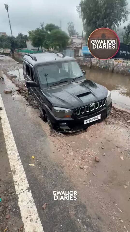 सागरताल रोड पर फंसी गाड़ी, घंटों की मशक्कत के बाद बुलानी पड़ी क्रेन...