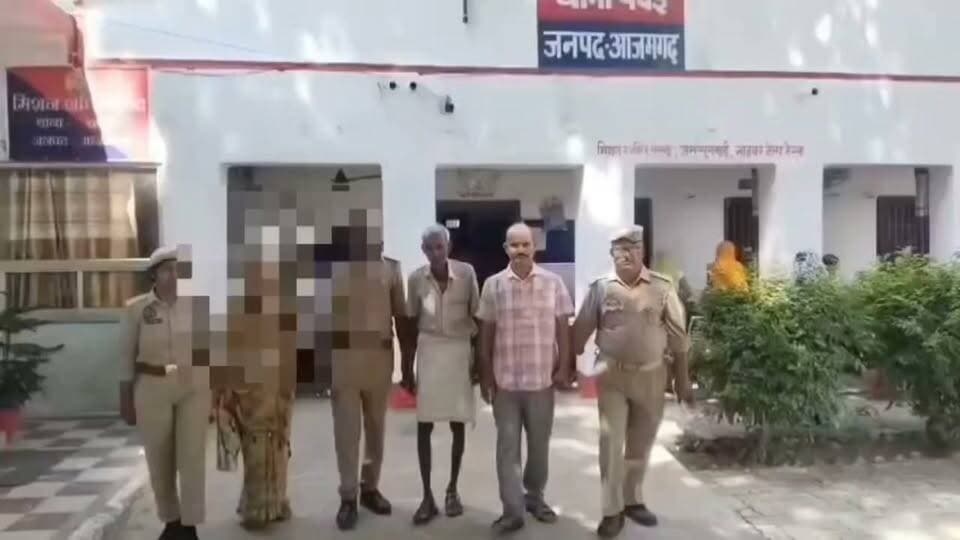 नाली में पानी बहाने के विवाद में युवक की गला दबाकर हत्या, 48 घंटे में तीन नामजद गिरफ्तार
आजमगढ़। पवई थाना क्षेत्र के चकिया बखरिया गांव में नाली में पानी बहाने को लेकर हुए विवाद में युवक की मारपीट के बाद गला दबाकर हत्या किए जाने के मामले में पुलिस ने 48 घंटे के भीतर तीन नामजद आरोपियों को गिरफ्तार कर लिया। गिरफ्तार आरोपियों में दो पुरुष और एक महिला शामिल हैं। पुलिस ने तीनों को पूर्वांचल एक्सप्रेस-वे के नसोपुर अंडरपास से गिरफ्तार किया है।
पुलिस के अनुसार, 4 सितंबर 2026 को चकिया बखरिया निवासी वीरेंद्र पांडेय ने पवई थाने में तहरीर दी थी। आरोप था कि पूर्व में हुई कहासुनी को लेकर यदुवंश मणि त्रिपाठी, रामलाल शर्मा और एक महिला ने नाली के विवाद को लेकर उनके करीब 30 वर्षीय पुत्र हरिओम पांडेय के साथ घर के दरवाजे पर मारपीट की और उसका गला दबा दिया। इससे हरिओम की मौत हो गई। परिजनों के विरोध करने पर आरोपियों द्वारा जान से मारने की धमकी देने का भी आरोप लगाया गया था।
तहरीर के आधार पर पुलिस ने मुकदमा अपराध संख्या 209/2026 के तहत धारा 103(1) और 351(3) बीएनएस में मुकदमा दर्ज किया। घटना के बाद नामजद आरोपियों की गिरफ्तारी के लिए पुलिस टीम लगातार दबिश दे रही थी।
वरिष्ठ पुलिस अधीक्षक डॉ. अनिल कुमार के निर्देशन और अपर पुलिस अधीक्षक ग्रामीण चिराग जैन के पर्यवेक्षण में थानाध्यक्ष मनीष पाल के नेतृत्व में पुलिस टीम ने 6 सितंबर को कार्रवाई करते हुए तीनों नामजद आरोपियों को पूर्वांचल एक्सप्रेस-वे के पोल संख्या 187.8 स्थित नसोपुर अंडरपास से करीब 2:52 बजे गिरफ्तार कर लिया।
गिरफ्तार आरोपियों की पहचान यदुवंश मणि त्रिपाठी पुत्र उमाकांत त्रिपाठी और रामलाल शर्मा पुत्र सहदेव शर्मा, दोनों निवासी चकिया बखरिया, थाना पवई, आजमगढ़ के रूप में हुई है। तीसरी आरोपी महिला की पहचान पुलिस ने गोपनीय रखी है। आवश्यक विधिक कार्रवाई पूरी कर तीनों को न्यायालय के समक्ष प्रस्तुत किया जा रहा है।
पुलिस के मुताबिक, गिरफ्तार आरोपी यदुवंश मणि त्रिपाठी के खिलाफ पवई थाने में वर्ष 2012 में धारा 149, 323, 395, 452, 504 और 506 भादवि के तहत भी मुकदमा दर्ज रहा है। वर्तमान में उसके खिलाफ हत्या और धमकी से संबंधित मुकदमा दर्ज है।
गिरफ्तारी करने वाली पुलिस टीम में थानाध्यक्ष मनीष पाल के साथ कांस्टेबल राकेश गोड, जमींदार विश्वकर्मा, धीरज वर्मा, रोहन, नितिन मिश्रा और महिला कांस्टेबल ज्योति गुप्ता शामिल रहीं।