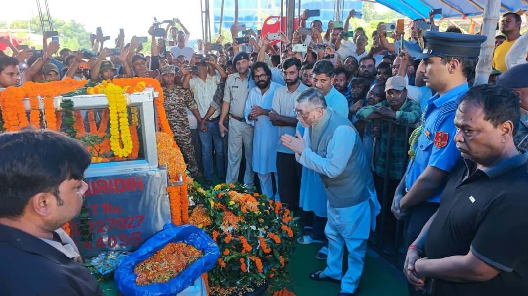 गिरिडीह:–झारखंड के राज्यपाल माननीय संतोष गंगवार सुदीव कुमार सोनू के निधन का समाचार सुन कर उनके आवास गिरिडीह पहुंचे। उन्होंने मंत्री सुदिव्य कुमार सोनू को दी श्रद्धांजलि अर्पित की।