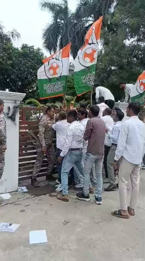 रीवा
युवक कांग्रेस का प्रदर्शन,उपमुख्यमंत्री राजेंद्र शुक्ला के बंगले में घुसकर प्रदर्शन ,पुलिस से हुई झूमाझटकी, तनाव की स्थिति,युवक कांग्रेस
स्वास्थ मंत्री के स्तीफे की कर रहे मांग, जिंदा व्यक्ति को मुर्दा घोषित करना
5वी मंजिल से कूदकर आत्महत्या प्रसूता की मौत और मारपीट हॉस्पिटल का छज्जा गिरना नैतिकता के आधार पर स्वास्थ्य मंत्री मुख्य मंत्री को इस्तीफा देना चाहिए
रीवा में जच्चा बच्चा की मौत और जिंदा व्यक्ति को मुर्दा घोषित करने से नाराज है कांग्रेस कार्यकर्ता, सरकार सिस्टम फेल प्रदेश और देश की सरकार हर जगह फेल?