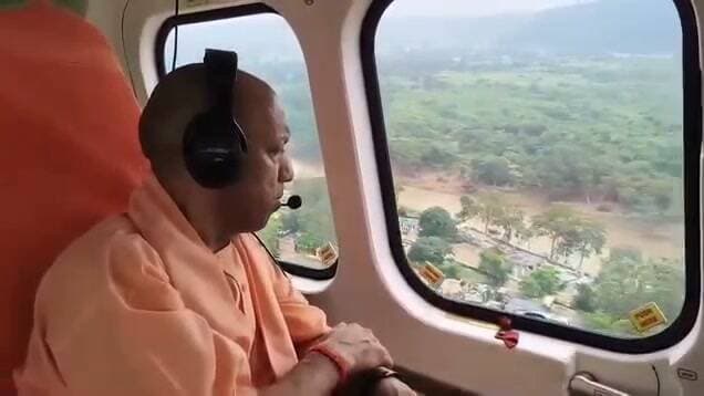 यूपी
चित्रकूट। धर्मनगरी चित्रकूट में बाढ़ के हालात का जायजा लेने उत्तर प्रदेश के मुख्यमंत्री योगी आदित्यनाथ पहुंचे। CM योगी ने मंदाकिनी नदी के आसपास बाढ़ प्रभावित क्षेत्रों का हवाई सर्वेक्षण कर स्थिति का जायजा लिया। इसके बाद वे राष्ट्रीय रामायण मेला परिसर पहुंचे, जहां उन्होंने बाढ़ पीड़ितों से मुलाकात कर उनकी समस्याएं सुनीं।
बाढ़ पीड़ितों से मुलाकात के दौरान मुख्यमंत्री योगी आदित्यनाथ ने मंदाकिनी नदी के जलग्रहण क्षेत्र में अतिक्रमण को लेकर बड़ा बयान दिया। उन्होंने कहा कि "जलग्रहण क्षेत्र में अतिक्रमण गलत है।"
CM योगी के इस बयान को चित्रकूट के मंदाकिनी नदी के कैचमेंट एरिया में हुए अतिक्रमण पर सख्त संकेत के तौर पर देखा जा रहा है। हालिया बाढ़ के बाद नदी के तटीय और जलग्रहण क्षेत्रों में हुए निर्माण और अतिक्रमण को लेकर सवाल उठ रहे हैं।
मुख्यमंत्री के बयान के बाद अब माना जा रहा है कि बाढ़ के कारणों की समीक्षा के साथ ही मंदाकिनी नदी के कैचमेंट एरिया में हुए अतिक्रमण और अवैध निर्माण पर प्रशासन की कार्रवाई तेज हो सकती है।
चित्रकूट में आई बाढ़ ने रामघाट समेत नदी किनारे के कई इलाकों को प्रभावित किया है। ऐसे में मुख्यमंत्री का जलग्रहण क्षेत्र को अतिक्रमण मुक्त रखने पर जोर देना आने वाले दिनों में प्रशासनिक कार्रवाई का संकेत माना जा रहा है।