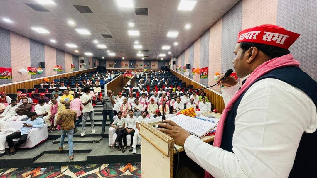 मऊ में सम्पन्न हुआ आजमगढ़ मंडल का PDA व्यापारी सम्मेलन
व्यापारियों के सम्मान, सुरक्षा और हितों के लिए समाजवादी व्यापार सभा सड़क से सदन तक संघर्ष करेगी: प्रदीप जायसवाल
मऊ, 6 सितंबर। समाजवादी व्यापार सभा, उत्तर प्रदेश के नेतृत्व में रविवार को नगरपालिका कम्युनिटी हाल, मऊ में आजमगढ़ मंडल का PDA व्यापारी सम्मेलन आयोजित किया गया। सम्मेलन में मऊ, आजमगढ़, बलिया सहित मंडल के विभिन्न क्षेत्रों से बड़ी संख्या में व्यापारी, पदाधिकारी एवं समाजवादी कार्यकर्ता शामिल हुए।
कार्यक्रम के मुख्य अतिथि समाजवादी व्यापार सभा के प्रदेश अध्यक्ष मा.प्रदीप जायसवाल रहे। विशिष्ट अतिथि के रूप में डॉ. अजय चौरसिया उपस्थित रहे। कार्यक्रम की अध्यक्षता समाजवादी पार्टी के जिलाध्यक्ष दूधनाथ यादव ने की, जबकि स्वागत अध्यक्ष पूर्व चेयरमैन अजय गुप्ता रहे।
कार्यक्रम का संयुक्त रूप से संचालन जिला महासचिव कुद्दुस अंसारी एवं व्यापार सभा के जिलाध्यक्ष शिवम कुमार सोनी ने किया।
व्यापारियों की समस्याओं को लेकर सड़क से सदन तक संघर्ष होगा: प्रदीप जायसवाल
मुख्य अतिथि एवं समाजवादी व्यापार सभा के प्रदेश अध्यक्ष मा.प्रदीप जायसवाल ने अपने संबोधन में कहा कि व्यापारी देश और प्रदेश की अर्थव्यवस्था की रीढ़ हैं। छोटे, मध्यम एवं लघु व्यापारियों ने रोजगार सृजन के साथ-साथ देश की अर्थव्यवस्था को मजबूत करने में महत्वपूर्ण भूमिका निभाई है, लेकिन आज व्यापारी अनेक समस्याओं से जूझ रहे हैं।
उन्होंने कहा कि महंगाई, बाजार में घटती क्रय शक्ति, ऑनलाइन व्यापार की बढ़ती प्रतिस्पर्धा, जीएसटी से जुड़ी जटिलताएं, अधिकारियों की अनावश्यक जांच-पड़ताल, बढ़ते व्यावसायिक खर्च और व्यापारियों की सुरक्षा जैसे मुद्दे गंभीर हैं। छोटे व्यापारियों को ऐसा वातावरण मिलना चाहिए, जिसमें वे बिना भय और अनावश्यक दबाव के अपना व्यापार कर सकें।
उन्होंने कहा कि समाजवादी व्यापार सभा व्यापारियों की समस्याओं को केवल मंच तक सीमित नहीं रखेगी, बल्कि व्यापारी हितों की आवाज को सड़क से लेकर सदन तक मजबूती से उठाया जाएगा। उन्होंने PDA की विचारधारा के तहत समाज के सभी वर्गों के व्यापारियों को एकजुट होकर संगठन को मजबूत करने का आह्वान किया।
प्रदेश अध्यक्ष ने कहा कि व्यापारियों को अपने अधिकारों के प्रति जागरूक होने के साथ-साथ संगठनात्मक रूप से मजबूत होना होगा। जब व्यापारी एकजुट होकर अपनी आवाज उठाएंगे, तभी उनकी समस्याओं का प्रभावी समाधान संभव होगा। उन्होंने कार्यकर्ताओं और पदाधिकारियों से बाजार एवं कस्बे स्तर तक संगठन को मजबूत करने तथा अधिक से अधिक व्यापारियों को समाजवादी व्यापार सभा से जोड़ने का आह्वान किया।
विशिष्ट अतिथि प्रदेश सचिव डॉ अजय चौरसिया ने कहा कि समाजवादी व्यापार सभा प्रदेश के प्रत्येक जिले में व्यापारियों के बीच पहुंचकर उनकी समस्याओं को समझने और उनके समाधान के लिए संघर्ष कर रही है। उन्होंने कहा कि व्यापारी समाज को सम्मान, सुरक्षा और बेहतर व्यापारिक वातावरण उपलब्ध कराना संगठन की प्राथमिकता है।
सम्मेलन को प्रदेश सचिव मनीष गुप्ता, प्रदेश सचिव राजेश गुप्ता, प्रदेश सचिव अभिषेक मद्धेशिया,प्रदेश सदस्य बनारसी वर्मा, बलिया जिलाध्यक्ष उमेश सर्राफ एवं आजमगढ़ जिलाध्यक्ष संदीप रजत सेठ ने भी संबोधित किया। वक्ताओं ने व्यापारियों की समस्याओं, संगठन की मजबूती तथा PDA की विचारधारा को जन-जन तक पहुंचाने पर अपने विचार रखे।
कार्यक्रम में वक्ताओं ने कहा कि समाजवादी व्यापार सभा व्यापारियों के हितों को लेकर निरंतर संघर्ष करती रहेगी और छोटे तथा मध्यम व्यापारियों की समस्याओं को प्राथमिकता के साथ उठाया जाएगा।
सम्मेलन में उपस्थित व्यापारियों एवं पदाधिकारियों ने संगठन को मंडल, जिला, बाजार एवं बूथ स्तर तक मजबूत करने तथा अधिक से अधिक व्यापारियों को संगठन से जोड़ने का संकल्प लिया।
कार्यक्रम के अंत में आयोजक अभिषेक मद्धेशिया ने मुख्य अतिथि, प्रदेश अध्यक्ष, विशिष्ट अतिथि, सभी पदाधिकारियों, व्यापारी बंधुओं एवं समाजवादी कार्यकर्ताओं का आभार व्यक्त किया इस अवसर पर घोसी सांसद राजीव राय जी, उमेश सर्राफ, संदीप रजत सेठ,बनारसी वर्मा ,मनीष साहू ,हिमांशु गुप्ता, हरिद्वार राय,मुकेश मद्धेशिया, विकास मद्धेशिया, लालबिहारी गुप्ता ,कालिंदी ,पवन मद्धेशिया,भारद्वाज,हेमराज मद्धेशिया, सितारा यादव,रामप्रकाश यादव ,शोभा सिंह यादव,उमेश यादव,हरेंद्र यादव