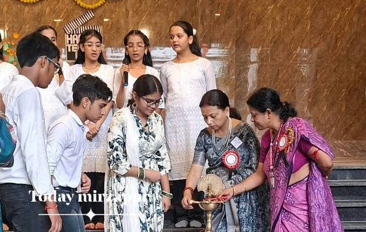 🌸 गुरु वंदना और सांस्कृतिक कार्यक्रमों से सजा शिक्षक दिवस
मिर्जापुर। डैफोडिल्स पब्लिक स्कूल एंड हॉस्टल की तीनों शाखाओं में शिक्षक दिवस हर्षोल्लास के साथ मनाया गया। विद्यार्थियों ने गुरु वंदना, स्वागत गीत, भाषण, कविता, नृत्य और नाटक प्रस्तुत कर शिक्षकों के प्रति सम्मान व्यक्त किया। बच्चों ने शिक्षकों को स्वयं बनाए ग्रीटिंग कार्ड भी भेंट किए।
डायरेक्टर अपराजिता सिंह ने शिक्षक को राष्ट्र का निर्माता बताया, जबकि निदेशक अमरदीप सिंह ने डॉ. सर्वपल्ली राधाकृष्णन को शिक्षकों के लिए प्रेरणास्रोत बताया। कार्यक्रम के अंत में सभी शिक्षक-शिक्षिकाओं को सम्मानित किया गया।
#TodayMirzapur #Mirzapur #TeacherDay #TeachersDay #शिक्षकदिवस #डैफोडिल्सपब्लिकस्कूल #गुरुवंदना #मिर्जापुरन्यूज