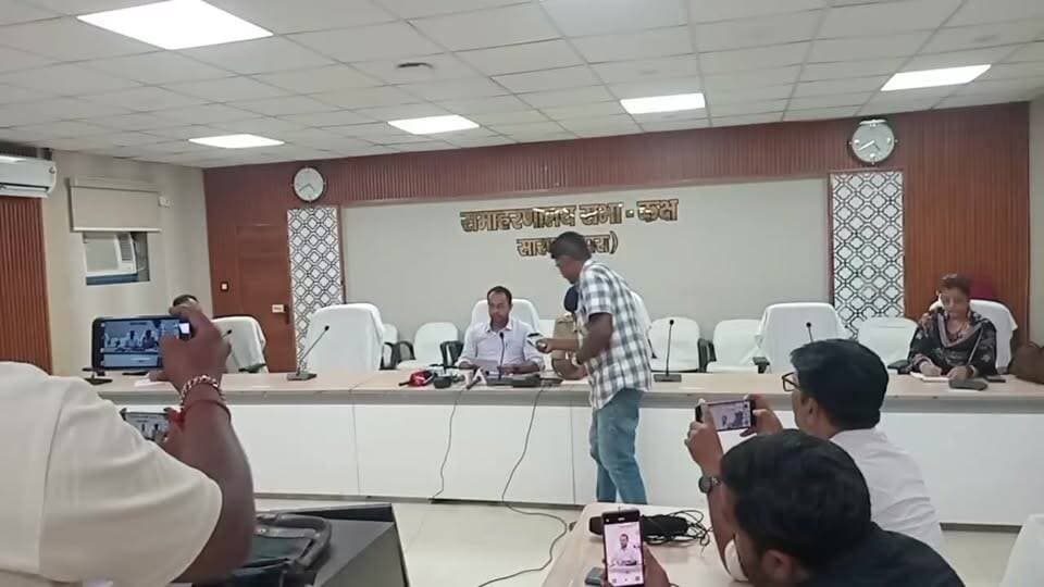 #छपरा में बाढ को लेकर जिलाधिकारी व वरीय पुलिस अधीक्षक का सारण समाहरणालय में प्रेस कॉन्फ्रेंस..
#chapra #saran #flood #BiharFlood