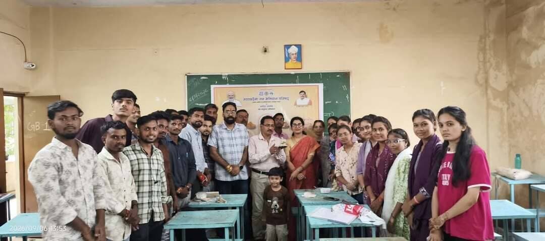 ✅ जन अभियान परिषद के विद्यार्थियों ने सीखी मिट्टी के गणेश बनाना, पर्यावरण संरक्षण का दिया संदेश
मध्यप्रदेश जन अभियान परिषद, योजना आर्थिक एवं सांख्यिकी विभाग के अंतर्गत संचालित MSW और BSW पाठ्यक्रमों के विद्यार्थियों के लिए रविवार को विशेष प्रशिक्षण शिविर का आयोजन किया गया।
प्रशिक्षण में 'माटी गणेश - सिद्ध गणेश' अभियान के तहत विद्यार्थियों को पर्यावरण-अनुकूल मिट्टी की गणेश प्रतिमाएं बनाने का व्यावहारिक प्रशिक्षण दिया गया। सभी विद्यार्थियों ने तन्मयता से मिट्टी के गणेश बनाना सीखा।
ब्लॉक समन्वयक राकेश वर्मा ने बताया कि मुख्यमंत्री डॉ. मोहन यादव के नेतृत्व में यह अभियान चलाया जा रहा है। POP से बनी मूर्तियों के विसर्जन से नदियां और जलीय जीव प्रदूषित हो रहे हैं। उन्होंने अपील की कि गणेशोत्सव में केवल मिट्टी के गणेश स्थापित करें।
कार्यक्रम में जिला समन्वयक संदीप गौहर, परामर्शदाता सुरेन्द्र सिंह चौहान, दीनबंधु गौर, जया सकक्ले, राधेश्याम विश्वकर्मा, प्रेम गाठिया, नवांकुर संस्था से अशोक धनगर सहित विद्यार्थी और प्रस्फुटन समिति के सदस्य उपस्थित रहे।
#MatiGanesh #EcoFriendlyGanesh #MadhyaPradesh #JanshiyanParishad #GreenFestival #SayNoToPOP
#Harda #हरदा