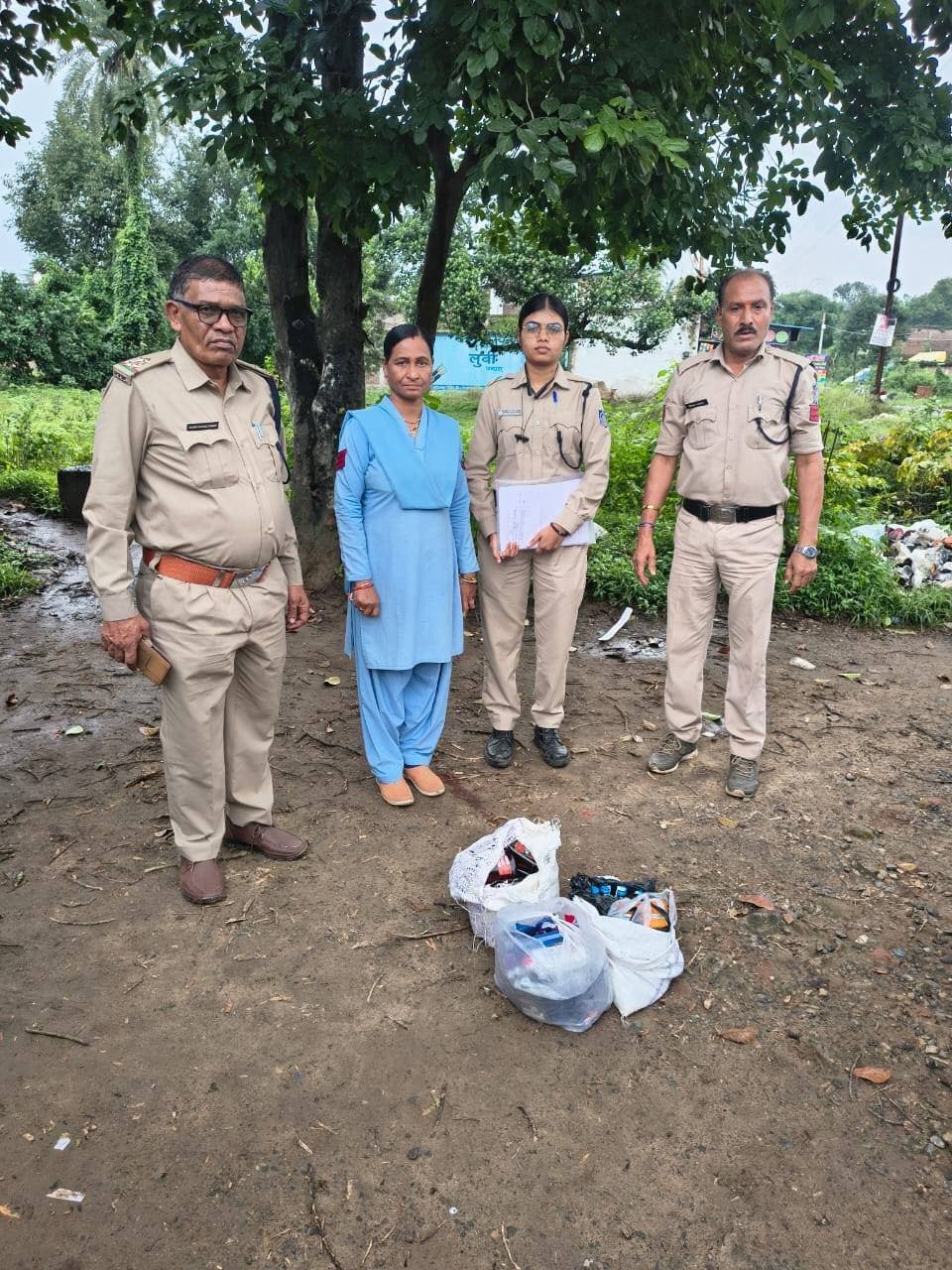 अवैध शराब विक्रय एवं संग्रहण के खिलाफ कार्रवाई
8 हजार 700 रूपए की शराब जब्त
कलेक्टर श्री राहुल नामदेव धोटे के निर्देशन एवं जिला आबकारी अधिकारी श्रीमती शैली सैयाम के मार्गदर्शन में 5 सितंबर को मंडला वृत क्षेत्र में अवैध शराब के विक्रय एवं संग्रहण के विरुद्ध दबिश की कार्रवाई की गई।
मंडला शहरी क्षेत्र में झूला पुल के पास शादी गार्डन के पीछे खाली स्थान पर अवैध रूप से शराब बेचते पाए जाने पर धु्रव रघुवंशी के कब्जे से गोवा व्हिस्की, ओल्ड मंक रम, एमडी व्हिस्की एवं प्लेन मदिरा सहित कुल शराब जब्त की गई। ग्राम हर्राभाट में एक घर से 5 लीटर कच्ची मदिरा तथा बस स्टैंड क्षेत्र से 15 नग प्लेन मदिरा भी जब्त की गई।
कार्रवाई में कुल जब्त मदिरा की अनुमानित कीमत 8 हजार 700 रुपये बताई गई है। आरोपियों के विरुद्ध मध्यप्रदेश आबकारी अधिनियम 1915 के तहत प्रकरण पंजीबद्ध किए गए हैं। कार्रवाई में आबकारी उपनिरीक्षक सर्वेश नागवंशी एवं हरे सिंह उइके, प्रधान आरक्षक विजय कमलेश, शकुंतला सैयाम, विकास कौरव और हिमांशी धुर्वे शामिल रहे।
Jansampark Madhya Pradesh
CM Madhya Pradesh
#mandla