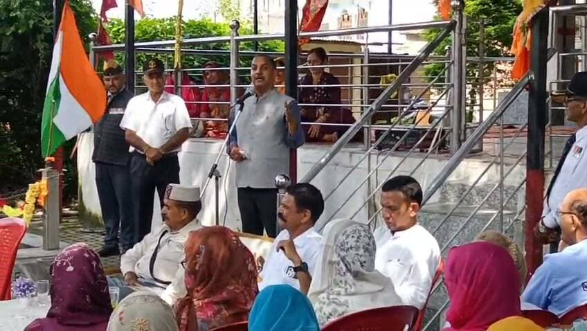 बिलासपुर के वीर सपूत सिपाही सुख राम को शहादत दिवस पर नमन, सदर विधायक ने भी किया याद
बिलासपुर। 6 सितंबर का दिन बिलासपुर के लिए गौरव और भावुकता से भरा है। इसी दिन वर्ष 1965 में भारत-पाक युद्ध के दौरान बिलासपुर जिले के मलयावर गांव के वीर सपूत सिपाही सुख राम ने मातृभूमि की रक्षा करते हुए अपना सर्वोच्च बलिदान दिया था। उनकी शहादत दिवस पर आयोजित कार्यक्रम में सदर विधायक भी मौजूद रहे और उन्होंने वीर सिपाही सुख राम के बलिदान को याद करते हुए उन्हें श्रद्धांजलि अर्पित की।
सिपाही सुख राम का जन्म 26 नवंबर 1938 को मलयावर गांव में हुआ था। उनके पिता का नाम लखु राम था। बचपन से ही मेहनती और अनुशासित सुख राम पारंपरिक कुश्ती के लिए भी जाने जाते थे। 26 नवंबर 1959 को उन्होंने भारतीय सेना में भर्ती होकर 3 डोगरा रेजिमेंट में अपनी सेवाएं शुरू कीं।
वर्ष 1965 के भारत-पाक युद्ध के दौरान 3 डोगरा बटालियन को जम्मू-कश्मीर के पुंछ सेक्टर में महत्वपूर्ण सैन्य अभियान में तैनात किया गया था। ऑपरेशन फौलाद के दौरान भारतीय जवानों को दुश्मन की मजबूत चौकियों और भारी गोलीबारी का सामना करना पड़ा।
प्वाइंट 7702 की ओर बढ़ते समय दुश्मन की एलएमजी चौकियां भारतीय सैनिकों के लिए बड़ी चुनौती बनी हुई थीं। इसी दौरान सिपाही सुख राम ने अदम्य साहस का परिचय देते हुए अपने साथियों को आगे बढ़ने का रास्ता देने के लिए दुश्मन की चौकियों को निष्क्रिय करने का साहसिक प्रयास किया। इस कार्रवाई में वह गंभीर रूप से घायल हुए और 6 सितंबर 1965 को वीरगति को प्राप्त हुए।
उनके अदम्य साहस और सर्वोच्च बलिदान के लिए उन्हें मरणोपरांत वीर चक्र से सम्मानित किया गया। सदर विधायक ने कहा कि देश की रक्षा के लिए वीर सपूत सुख राम का बलिदान हमेशा याद रखा जाएगा। उनकी वीरगाथा आने वाली पीढ़ियों के लिए साहस, देशभक्ति और कर्तव्यनिष्ठा की प्रेरणा है।
